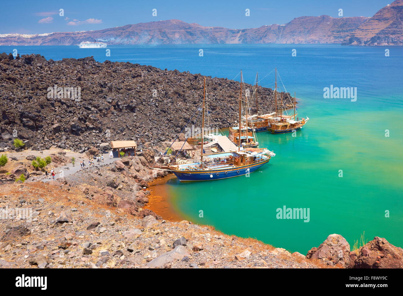 Nea Kameni - Griechenland, Kykladen-Inseln, ein kleiner Hafen für Sportboote, von hier aus führt der Weg zum Krater auf der Insel Stockfoto