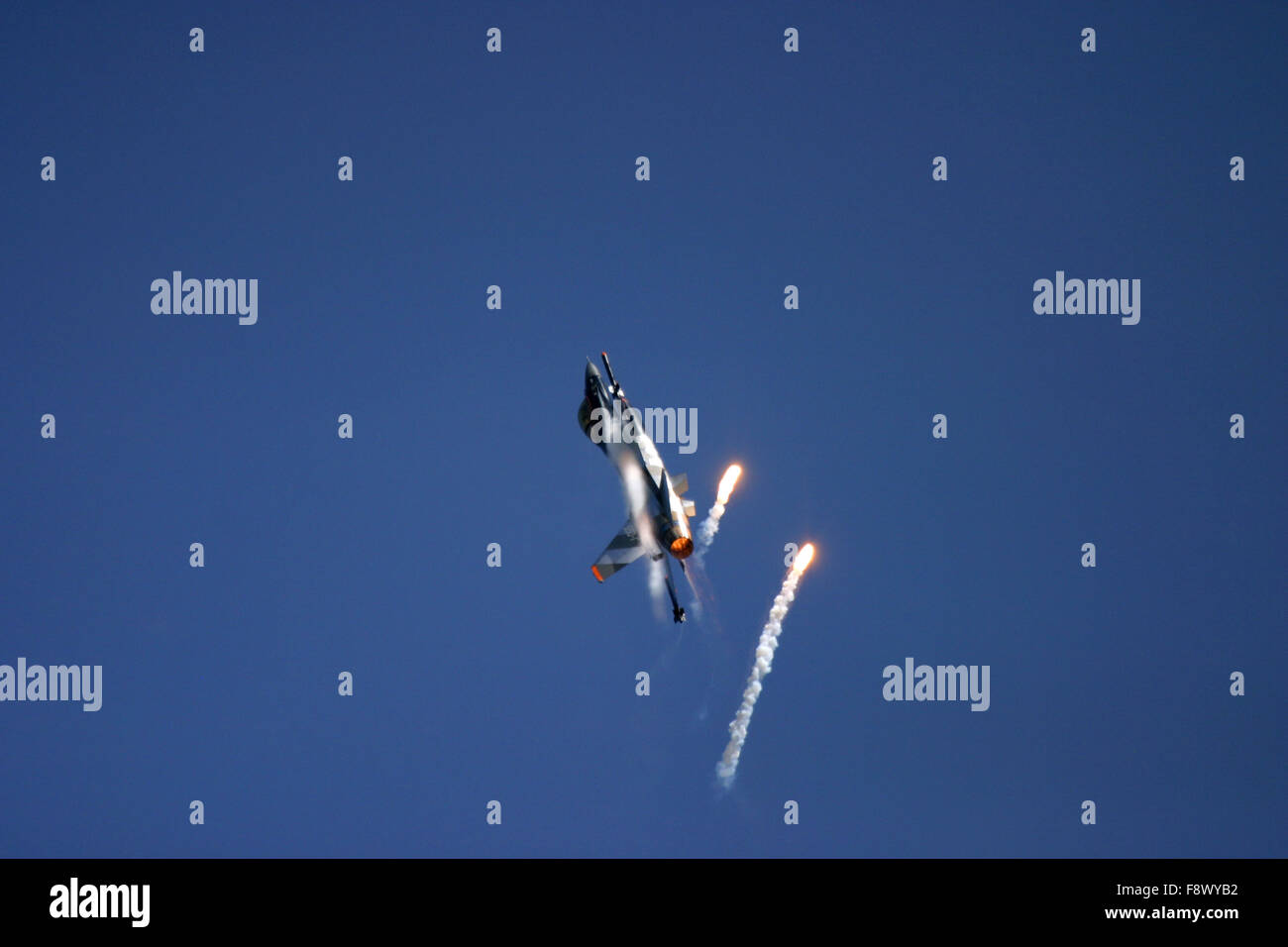 General Dynamics F-16 Fighting Falcon bei UK-Flugschau. Stockfoto