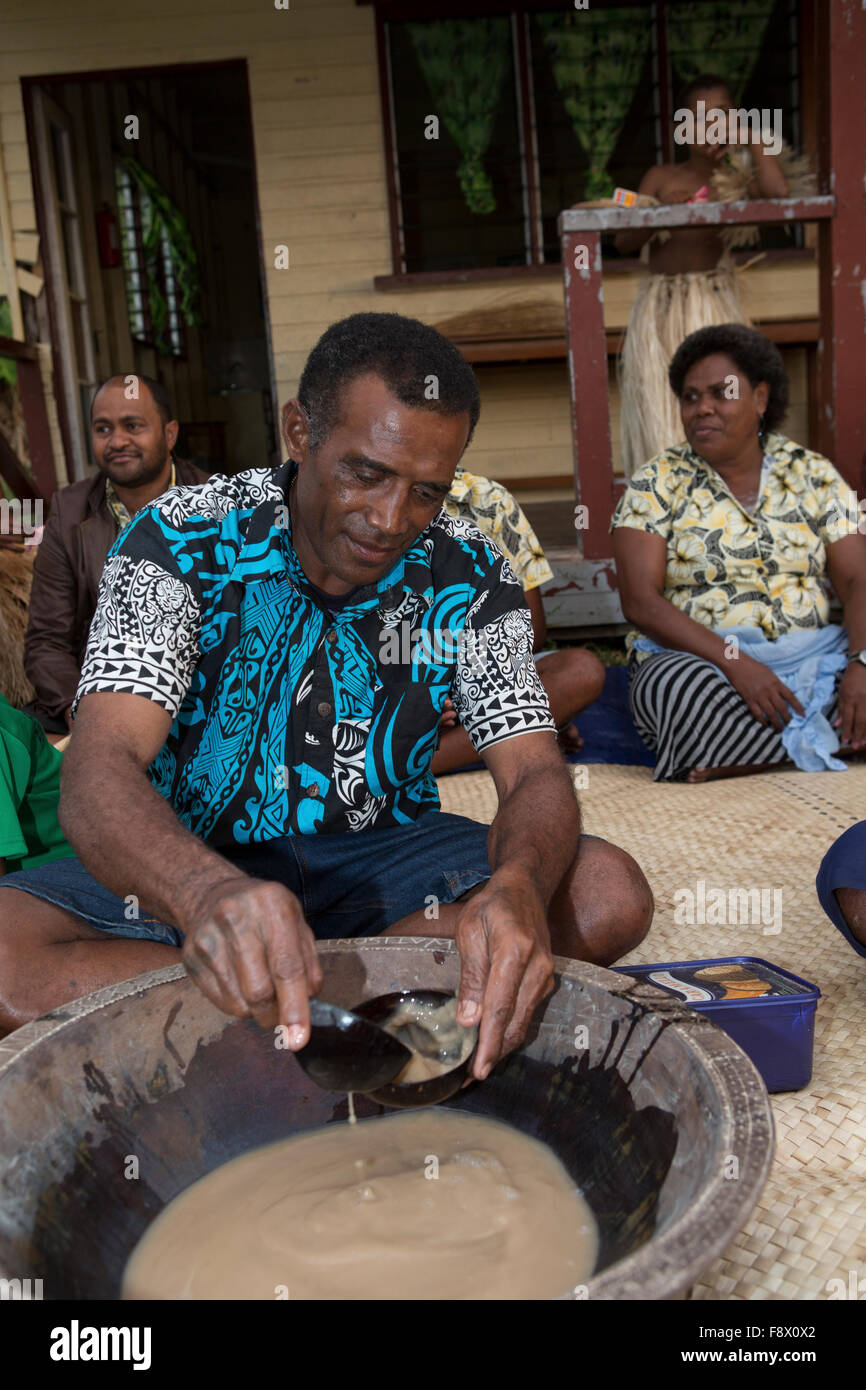 Einheimische Fidschianer mischen Kava Wurzel für ein Kava-Zeremonie. Stockfoto