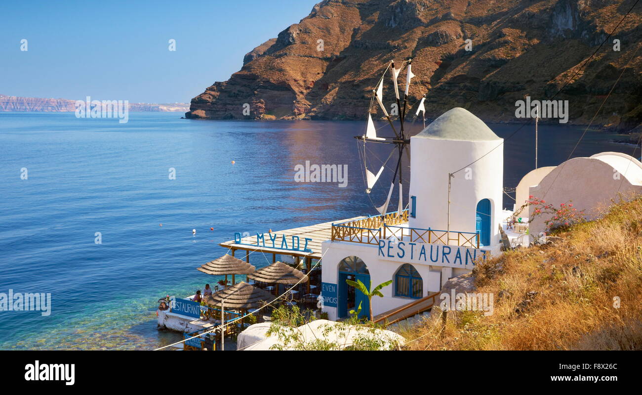Thirasia - Griechenland, Kykladen-Inseln, Windmühle im Hafen Korfos Stockfoto