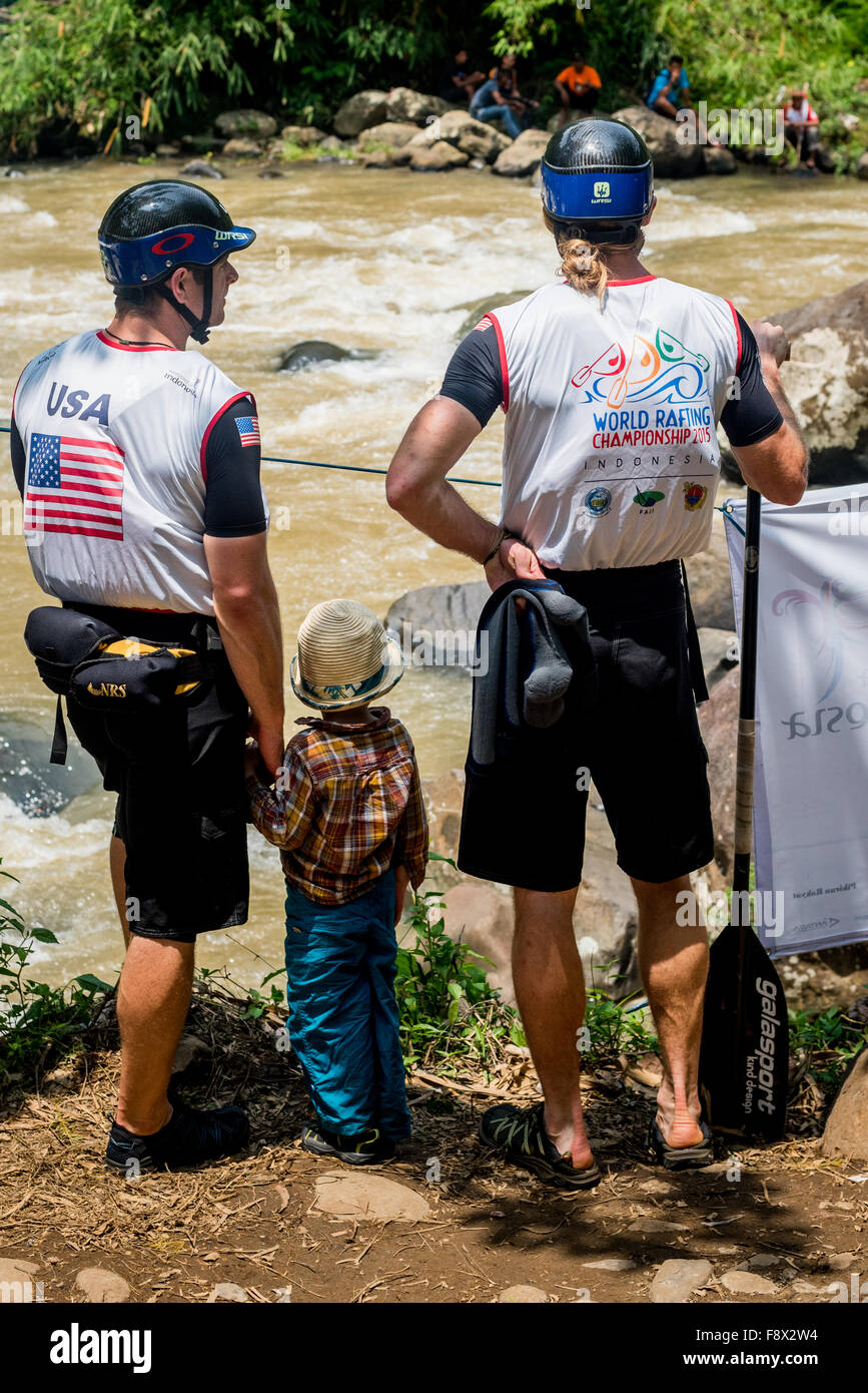 Mitglieder der USA öffnen Herrenteam scouting die Route vor dem Slalom Rennen Kategorie auf Rafting-WM. Stockfoto