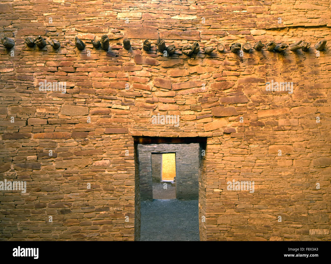 Türen und Vigas, Pueblo Bonito, Chaco Culture National Historic Park (Chaco Canyon), New-Mexico-USA Stockfoto