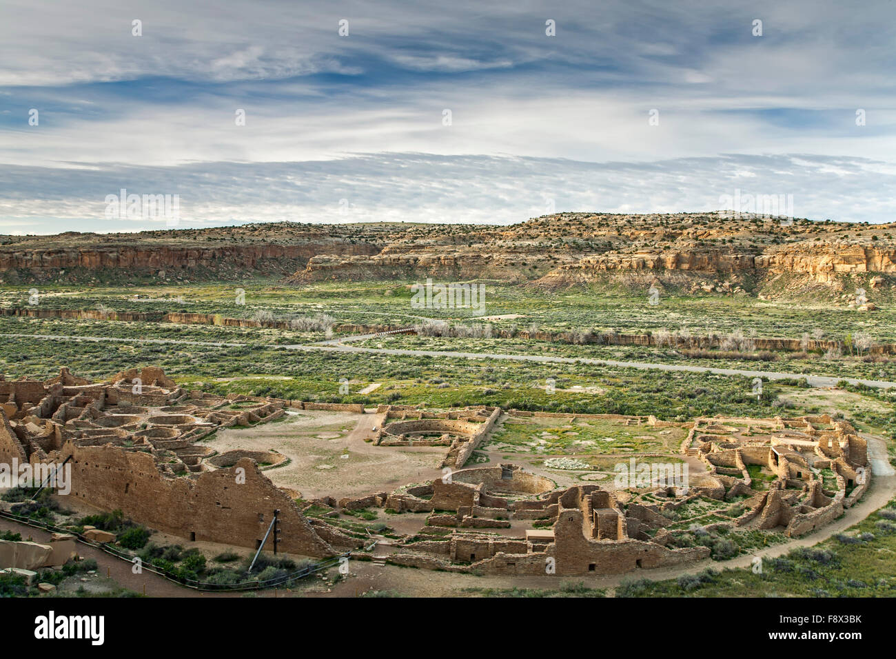 Pueblo Bonito und Sandstein-Klippen, Chaco Culture National Historical Park, New Mexico, Vereinigte Staaten Stockfoto