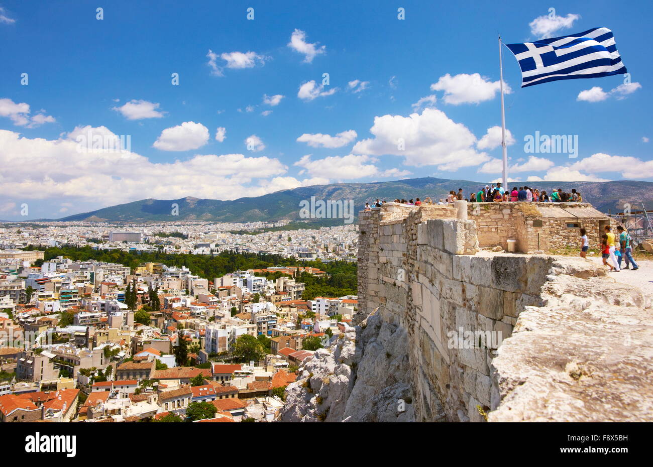 Athen - Antenne Landschaftsblick auf Akropolis, Athen, griechische Flagge, Griechenland Stockfoto