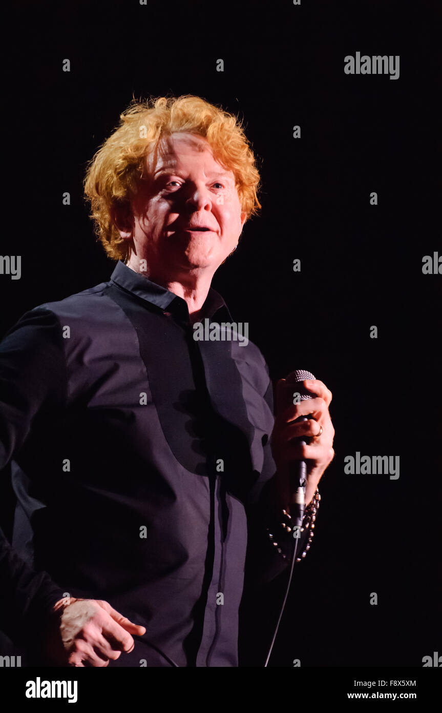 Liverpool, Großbritannien. 11. Dezember 2015. Mick Hucknall von Simply Red führt während ihres 30-jährigen Jubiläums World Tour an der Liverpool Echo Arena. © Paul Warburton/Alamy leben Nachrichten Stockfoto