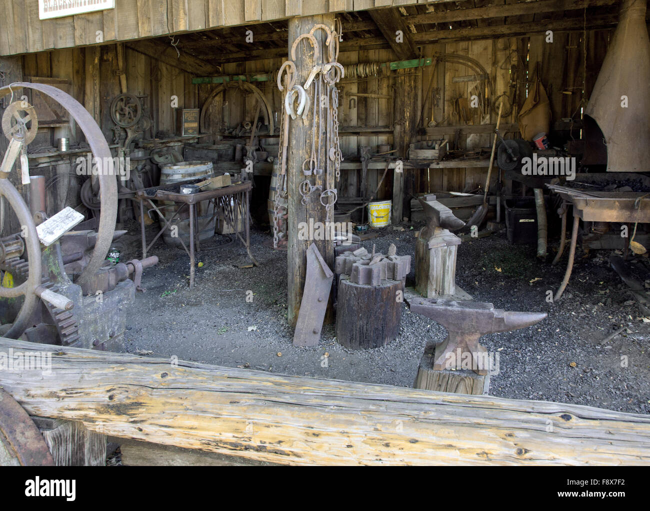 Innere des Pioneer Schmiede, Fort Walla Walla, Washington, USA, 2015. Stockfoto