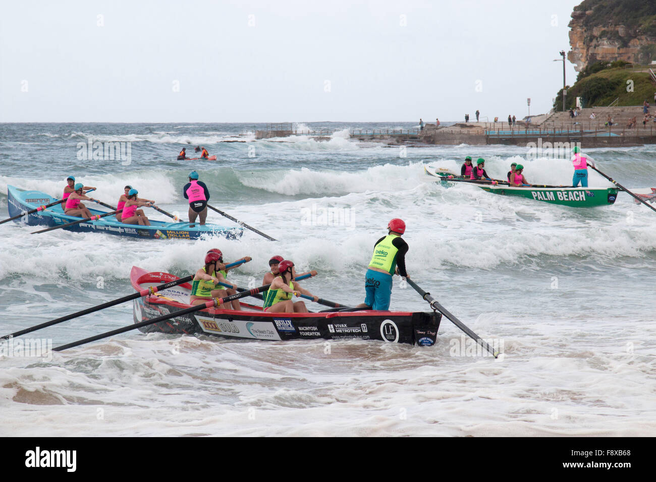 Sydney, Australien. 12. Dezember 2015. Jährliche Ocean Thunder Serie professioneller Surfbootrennen von Dee Why Beach, an denen 24 Elite-Männer-Teams und 12 Elite-Frauen-Teams aus ganz Australien teilnehmen. Kredit: model10/Alamy Live News Stockfoto