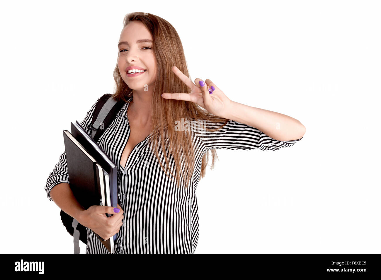 Junge, fröhliche Frau Student Victory-Zeichen mit den Fingern zu tun Stockfoto
