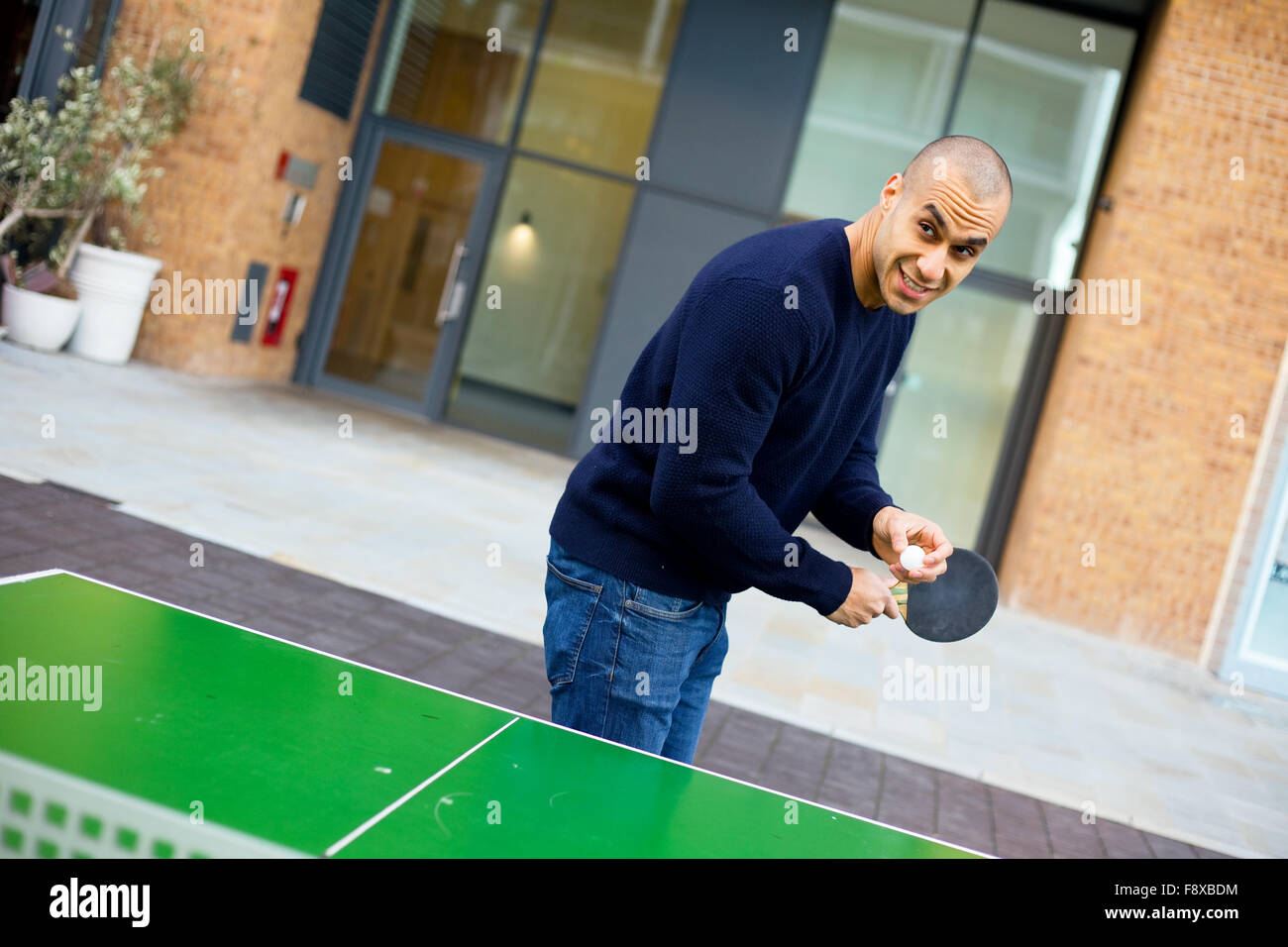 junger Mann spielen Ping-pong Stockfoto