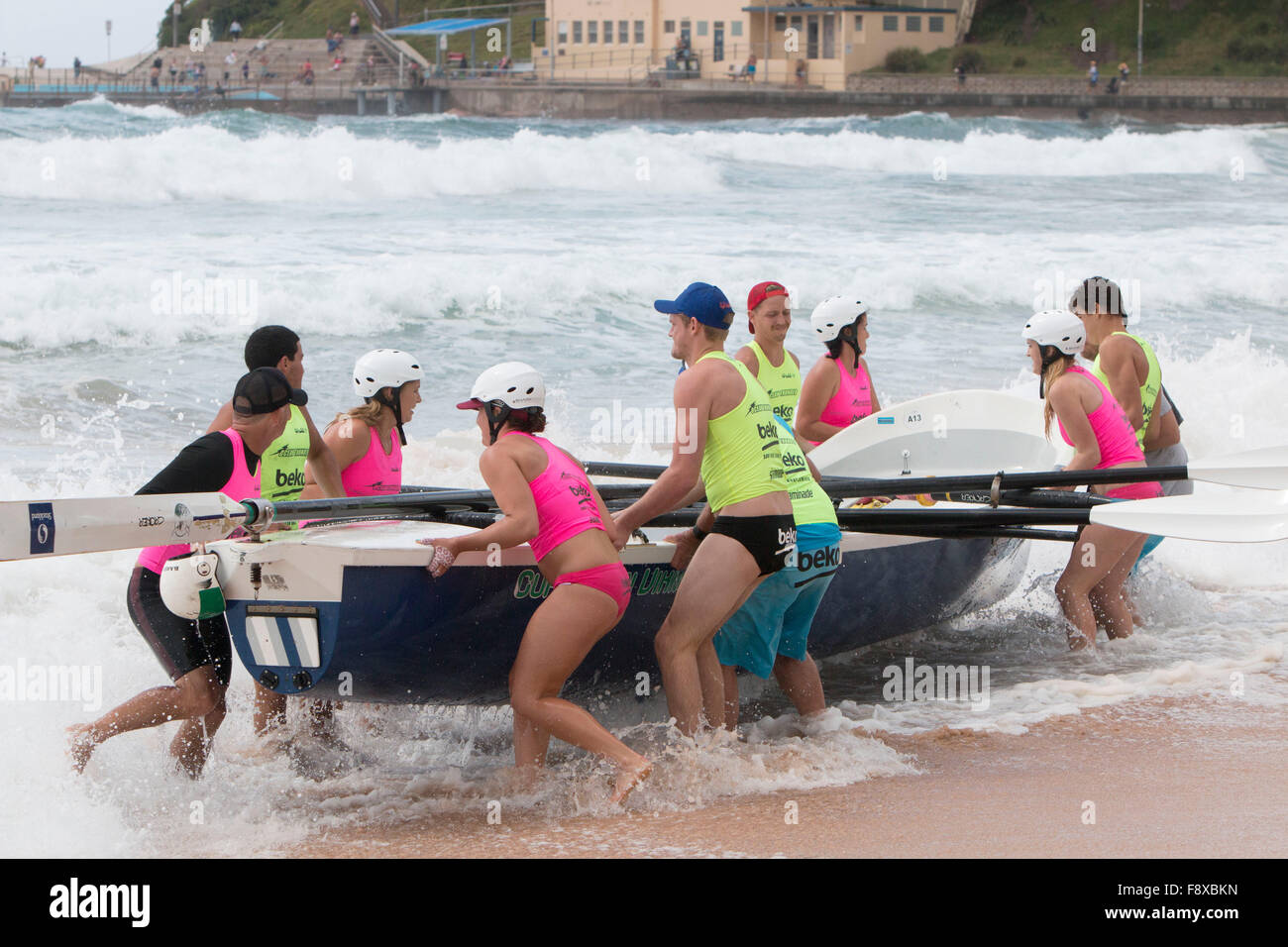 Sydney, Australien. 12. Dezember 2015. Ozean Thunder jährliche Serie Professional Classics racing aus Dee Why Beach umfasst 24 Elite Herren Teams und 12 Elite Damen-Teams aus ganz Australien. Bildnachweis: model10/Alamy Live-Nachrichten Stockfoto