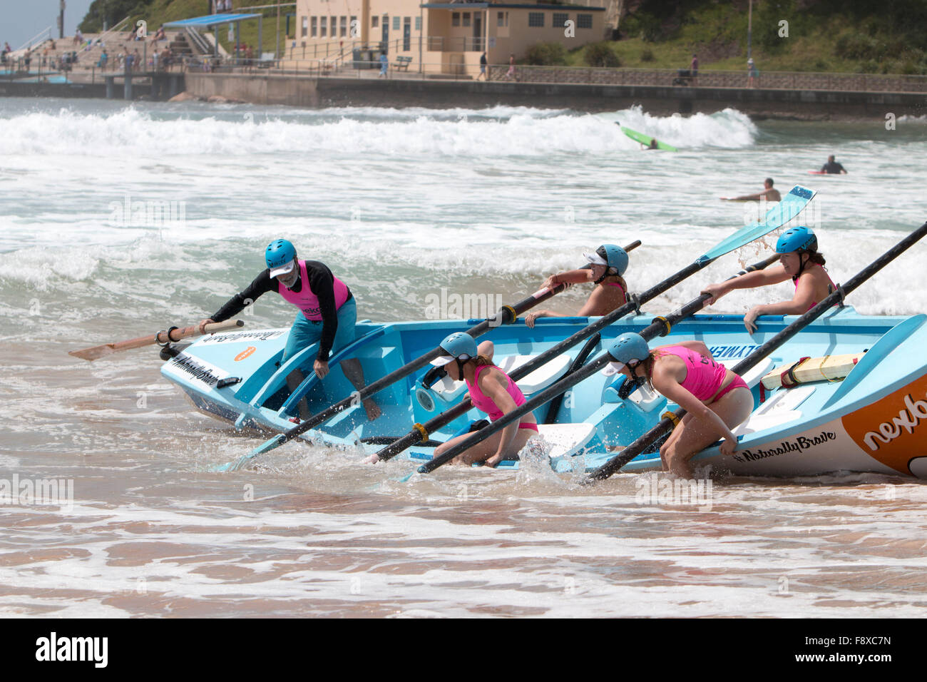 Sydney, Australien. Dezember 2015. Ocean Thunder Annual Series of Professional Surfboat Racing von Dee Why Beach, an der 24 Elite-Herren-Teams und 12 Elite-Damen-Teams aus ganz Australien teilnehmen. Im Bild Frauen weibliche Team kentern in ihrem Boot NSW Kredit: Model10/Alamy Live News Stockfoto