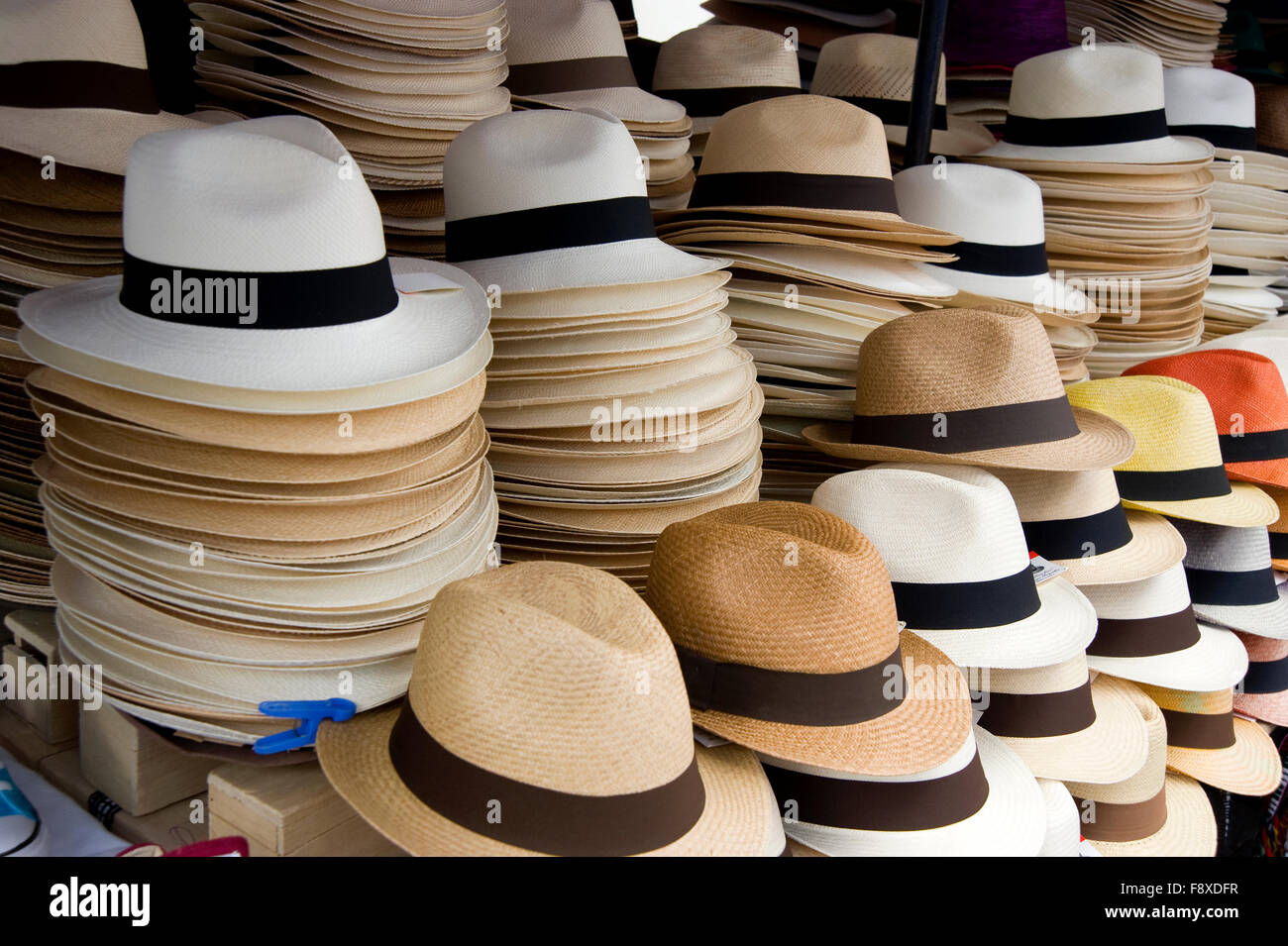 Panamahüte auf dem Display im Markt in Otavalo, Ecuador, Südamerika Stockfoto