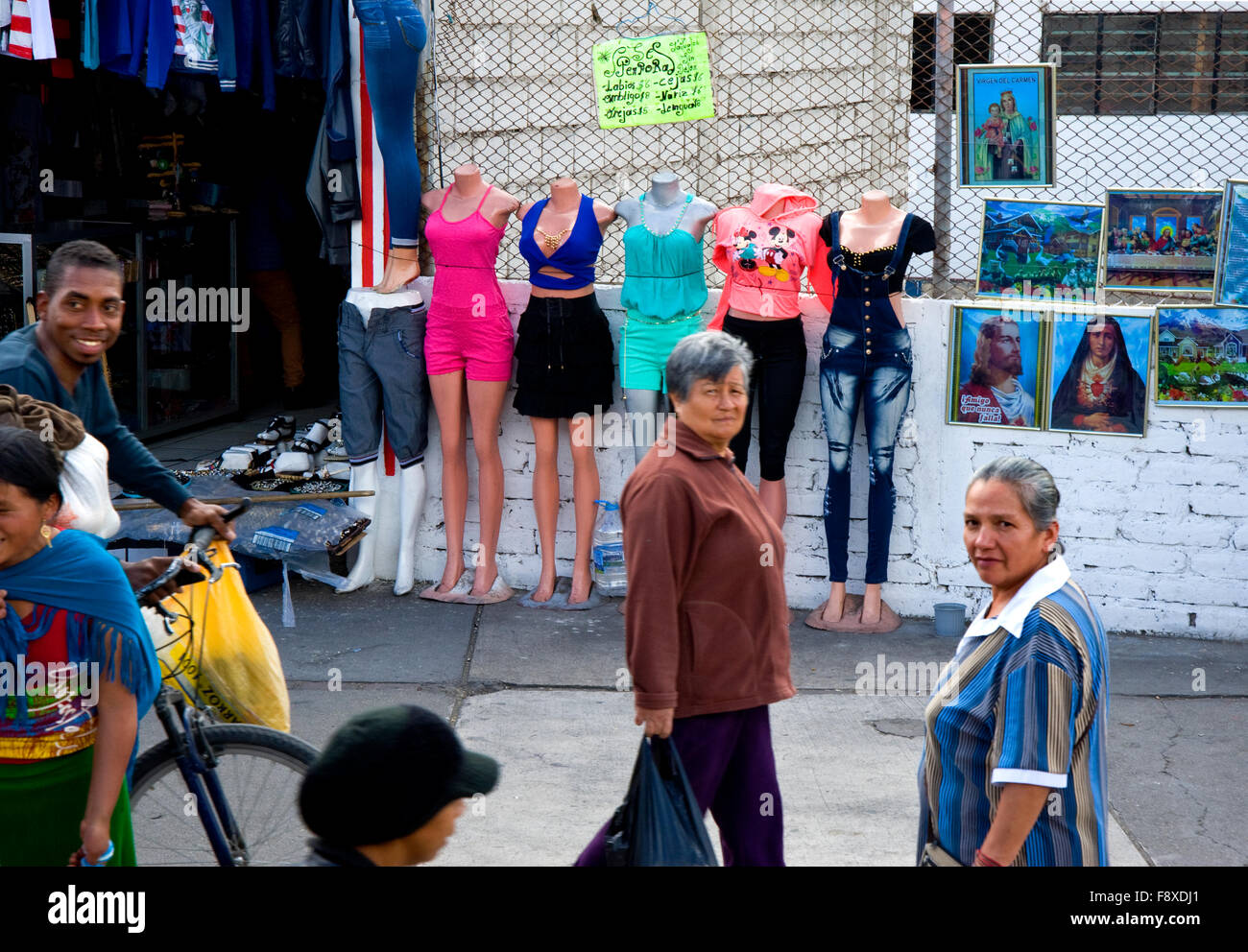 Menschen auf der Straße in Ibarra beobachten eines abfahrenden Zuges auf dem Weg nach Salinas, Ecuador Stockfoto
