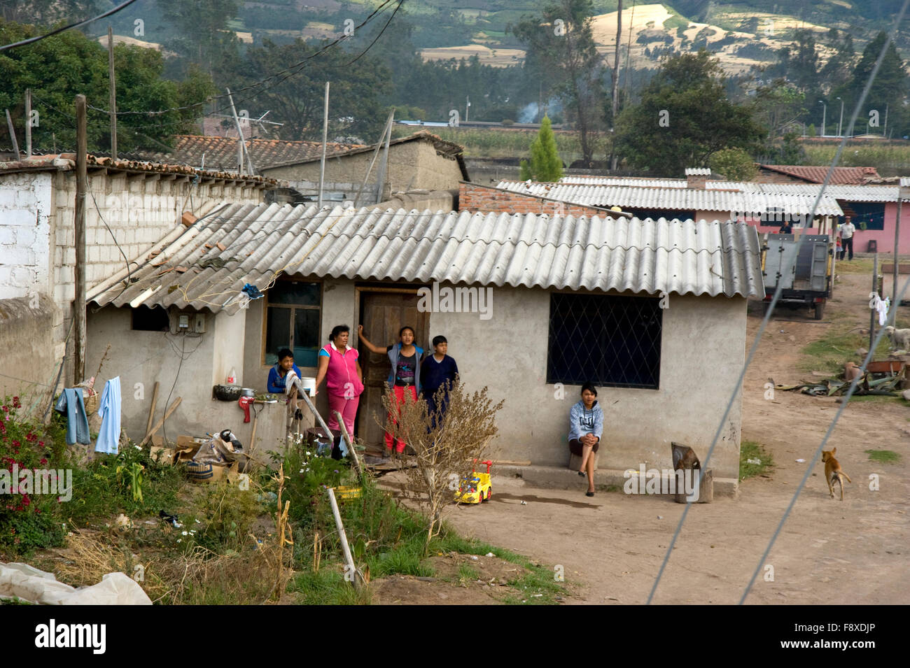 Personen außerhalb der kleinen zu Hause beobachten vorbeifahrenden Zug auf dem Weg nach Salinas von Ibarra, Ecuador Stockfoto