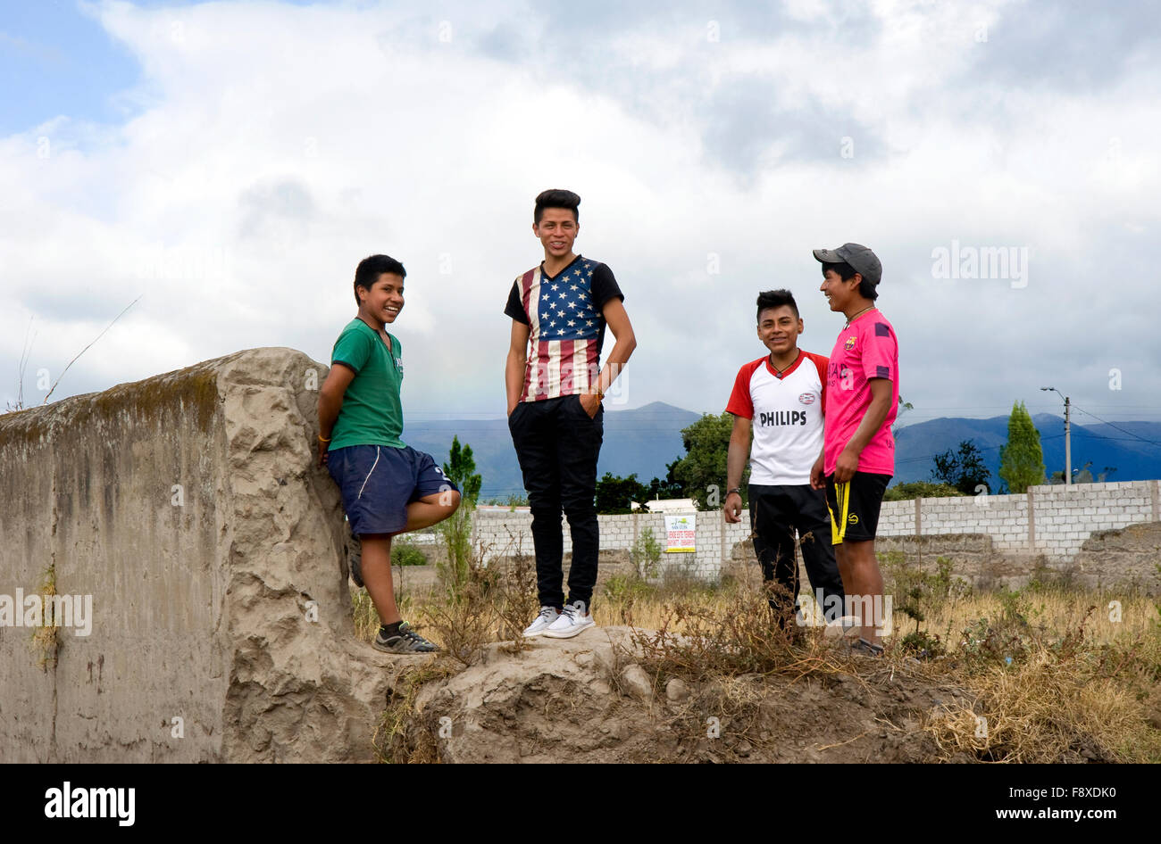 Teenager-Jungen, die gerade vorbeifahrenden Zug auf dem Weg nach Salinas von Ibarra, Ecuador Stockfoto