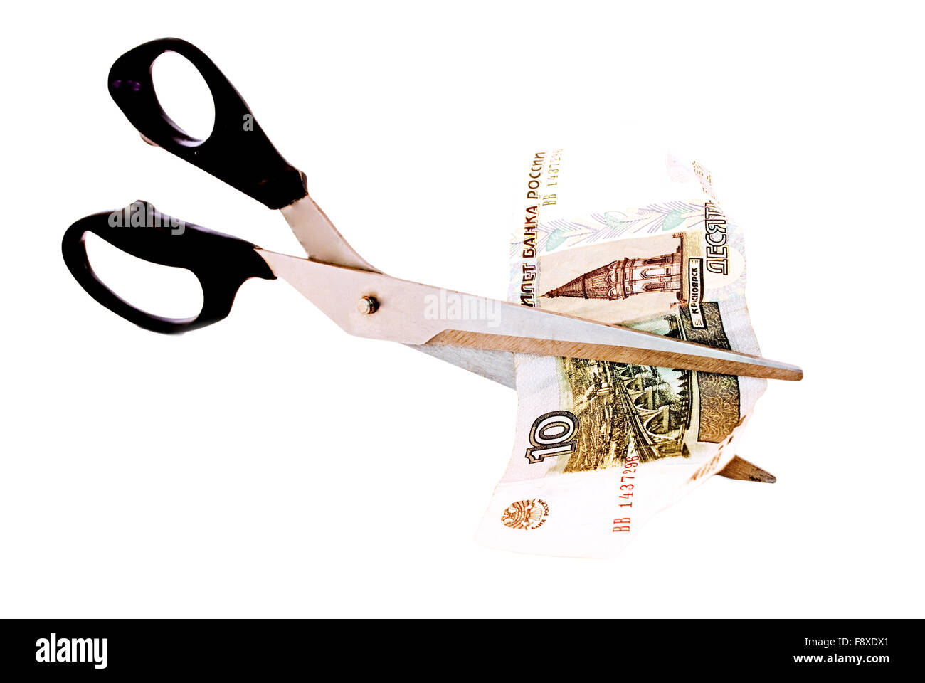 Schere schneidet Rechnung auf weißem Hintergrund Stockfoto