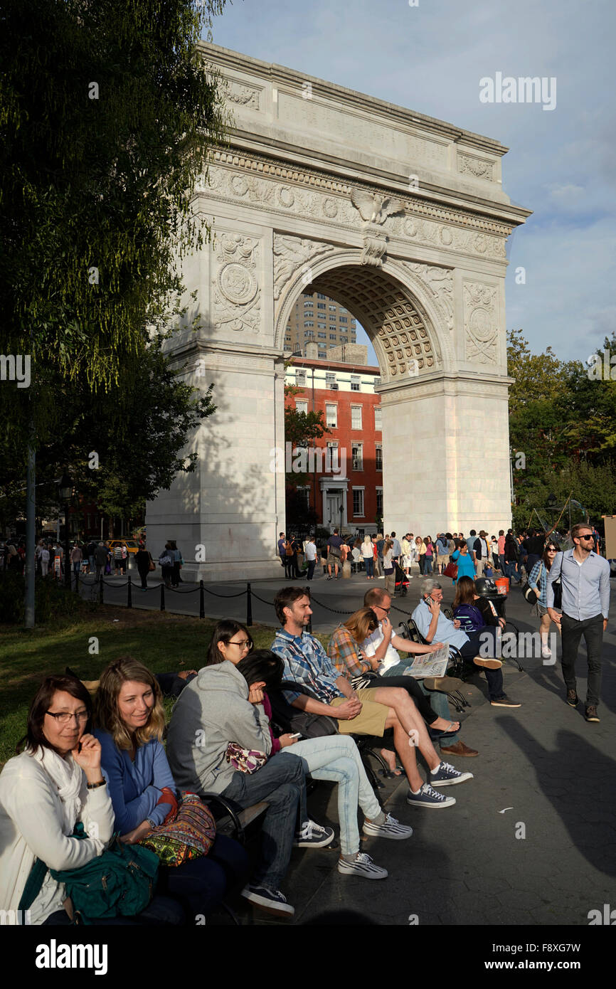 Besucher im Washington Square Park mit Washington Square Arch im Hintergrund. Greenwich Village, New York City, USA Stockfoto