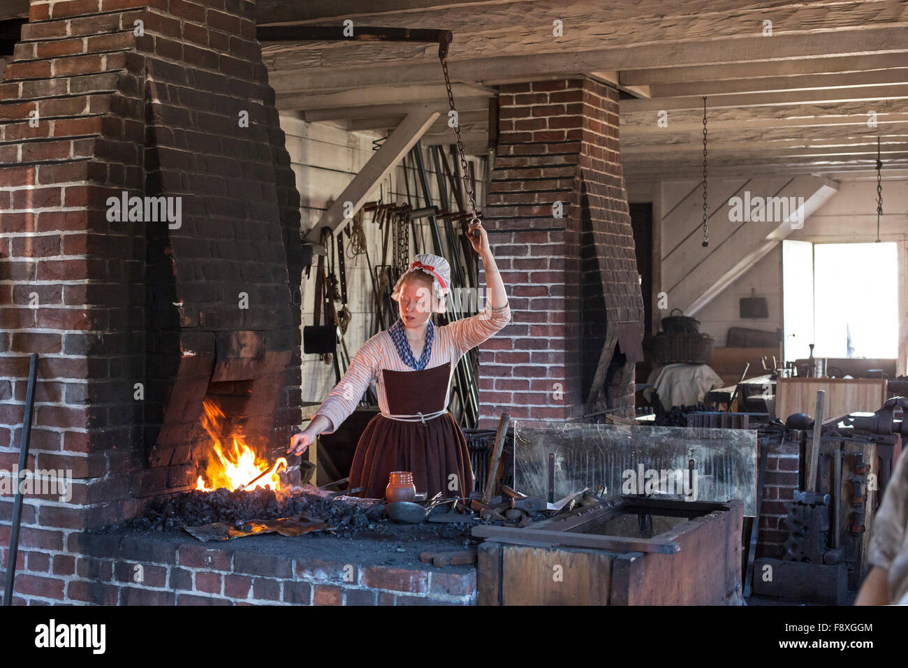 Williamsburg, Virginia - eine kostümierte lebendige Geschichte Handwerker arbeitet in der Schmiede in Colonial Williamsburg. Stockfoto