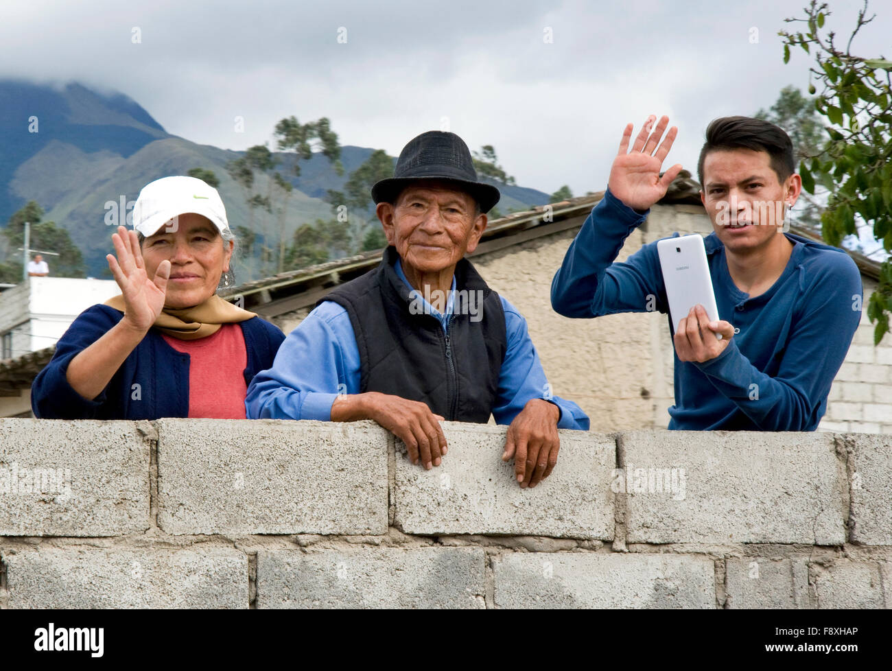 Freundliche Menschen gerade vorbeifahrenden Zug auf dem Weg nach Salinas von Ibarra, Ecuador Stockfoto