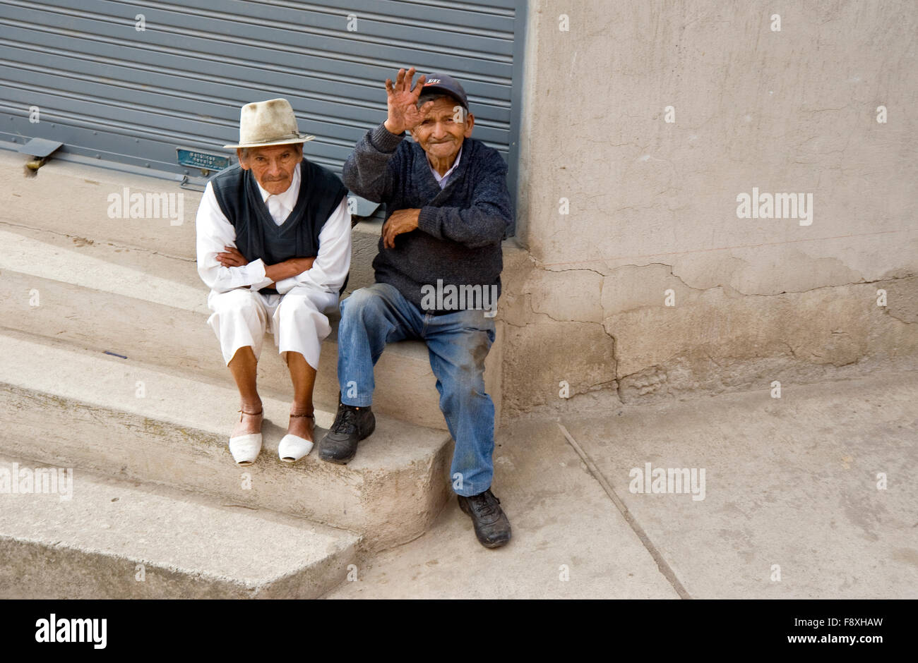 Älterer Mann winken an vorbeifahrende Zug auf dem Weg nach Salinas von Ibarra, Ecuador Stockfoto