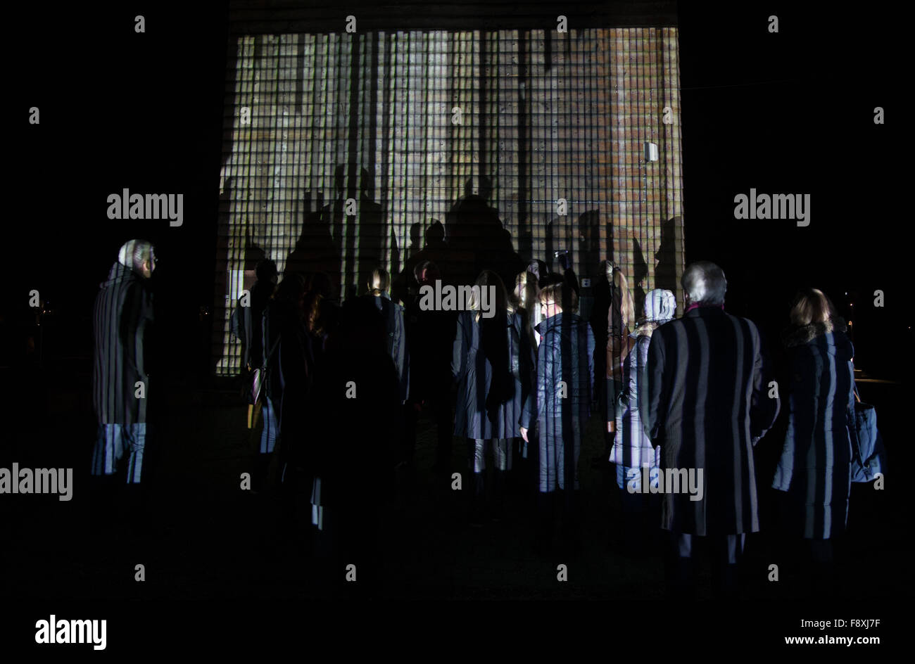 Bad Rothenfelde, Deutschland. 9. Dezember 2015. Die interaktive Projektion "Aspekt (weiß)" von der Gruppe der Künstler Random International gilt während der Projektion Biennale "Lichtsicht 5" (lit.) Licht Blick 5) in Bad Rothenfelde, Deutschland, 9. Dezember 2015. Die Show läuft bis zum 7. Februar 2016. Foto: Friso Gentsch/Dpa/Alamy Live News Stockfoto