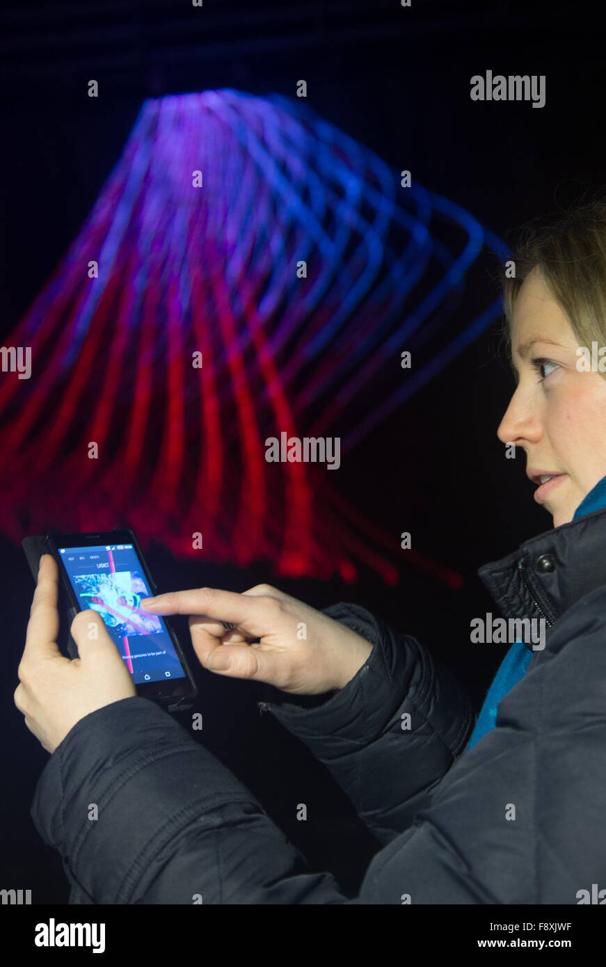 Bad Rothenfelde, Deutschland. 9. Dezember 2015. Die interaktive Laserinstallation Lasact gilt während der Projektion Biennale "Lichtsicht 5" (lit.) Licht Blick 5) in Bad Rothenfelde, Deutschland, 9. Dezember 2015. Die Show läuft bis zum 7. Februar 2016. Foto: Friso Gentsch/Dpa/Alamy Live News Stockfoto