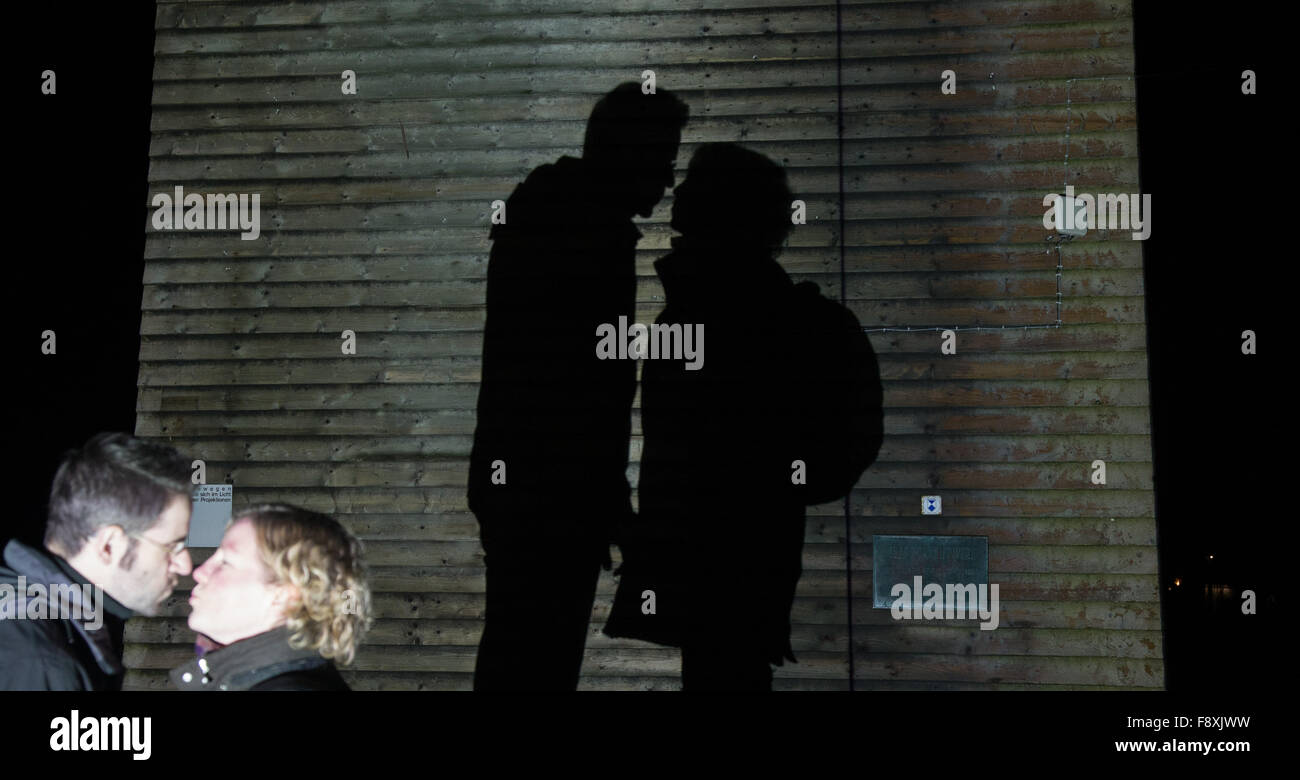 Bad Rothenfelde, Deutschland. 9. Dezember 2015. Die interaktive Projektion "Aspekt (weiß)" von der Gruppe der Künstler Random International gilt während der Projektion Biennale "Lichtsicht 5" (lit.) Licht Blick 5) in Bad Rothenfelde, Deutschland, 9. Dezember 2015. Die Show läuft bis zum 7. Februar 2016. Foto: Friso Gentsch/Dpa/Alamy Live News Stockfoto