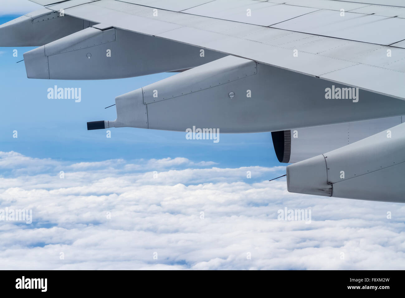 Die Tragfläche eines Flugzeugs mit einer Jet-engine Stockfoto
