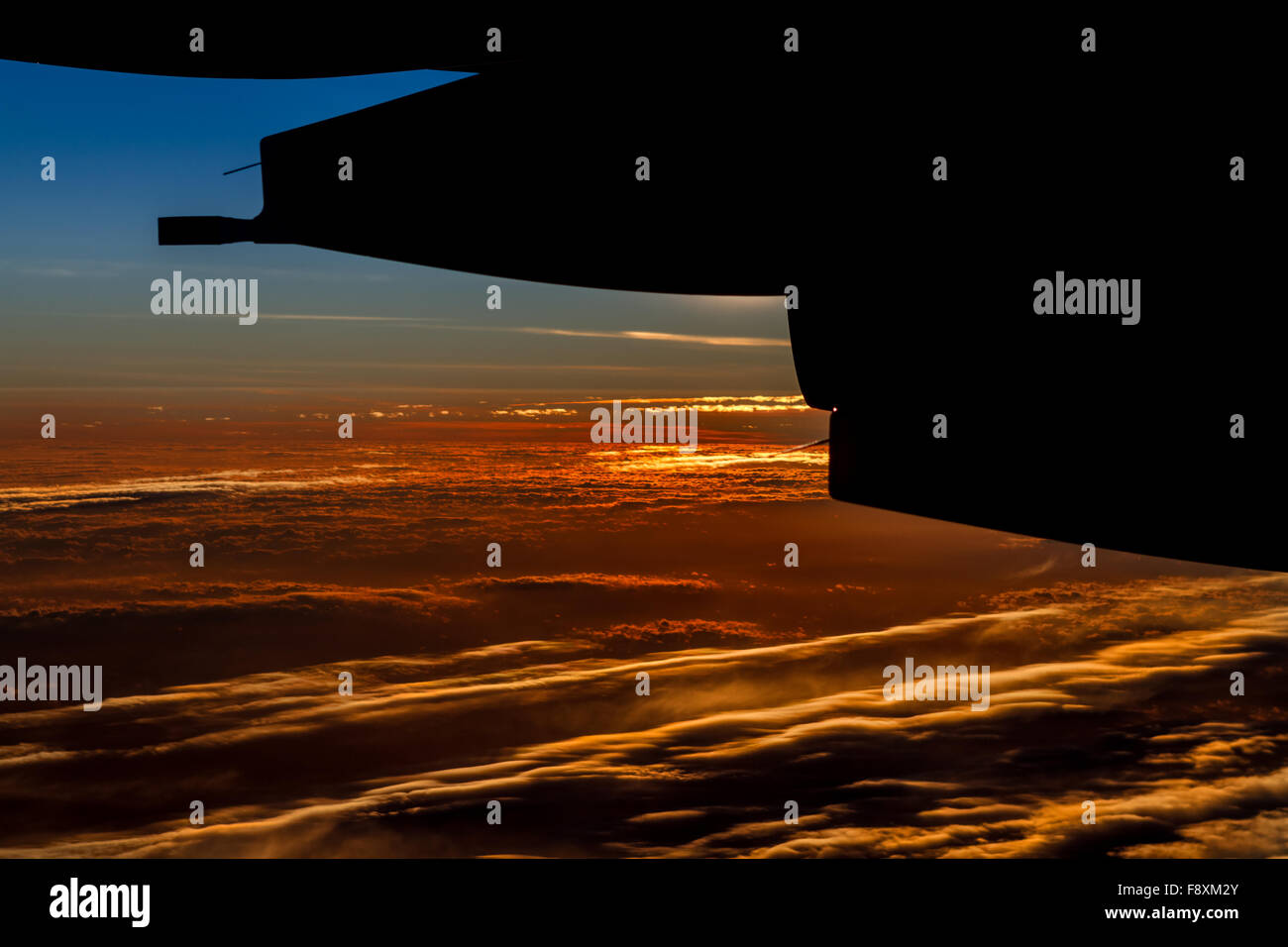 Die Tragfläche eines Flugzeugs mit einem Jet-Engine und twilight Stockfoto