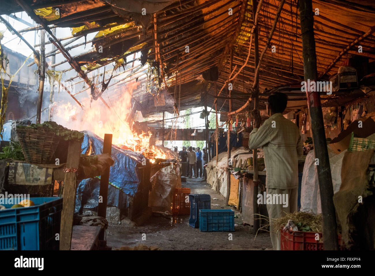Nerul, Indien 12. Dezember 2015, beobachten Menschen ein Feuer, das auf dem Фекиром Markt in Nerul, Navi Mumbai ausbrach. Bildnachweis: Tapas Ganesh/Alamy Live-Nachrichten Stockfoto