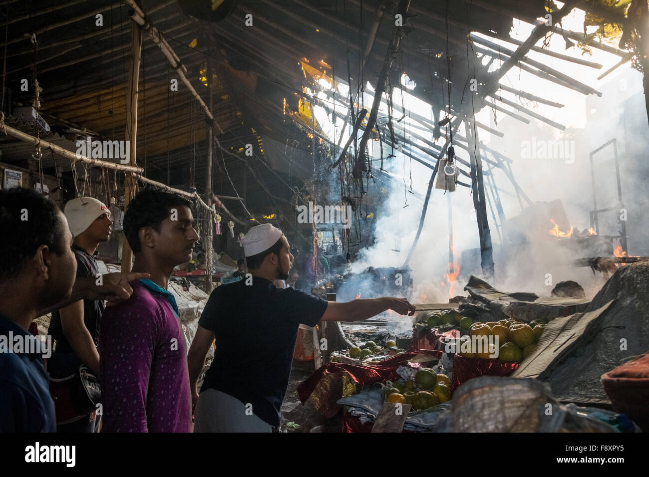 Nerul, Indien 12. Dezember 2015. Ladenbesitzer inspizieren die Schäden, die durch ein Feuer, das auf dem Фекиром Markt bei Nerul, Navi Mumbai ausbrach. Bildnachweis: Tapas Ganesh/Alamy Live-Nachrichten Stockfoto