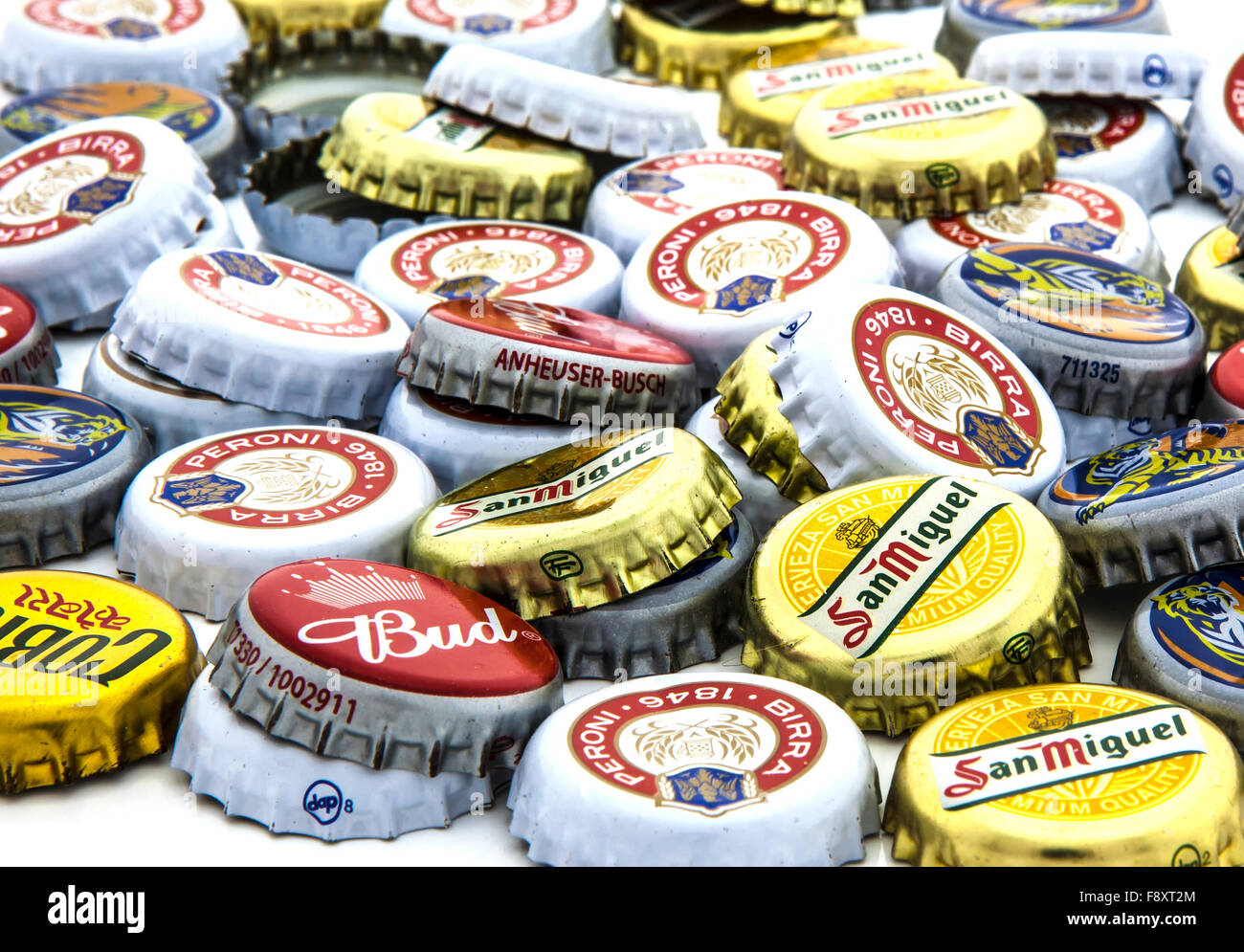 Haufen von gebrauchte Kronkorken aus verschiedene Biere Stockfoto