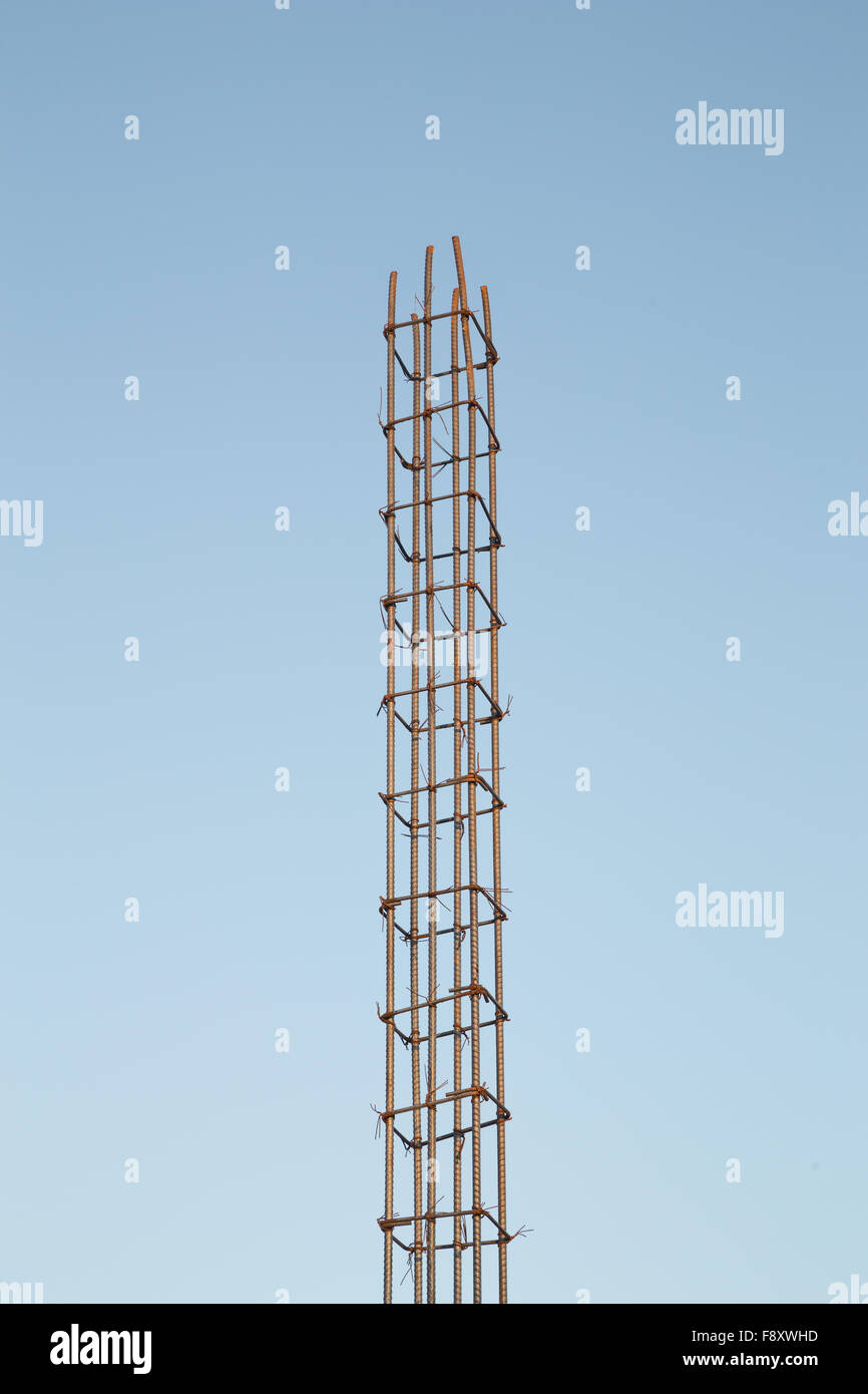 Gebäude-Säule für den Hausbau mit Himmelshintergrund Stockfoto