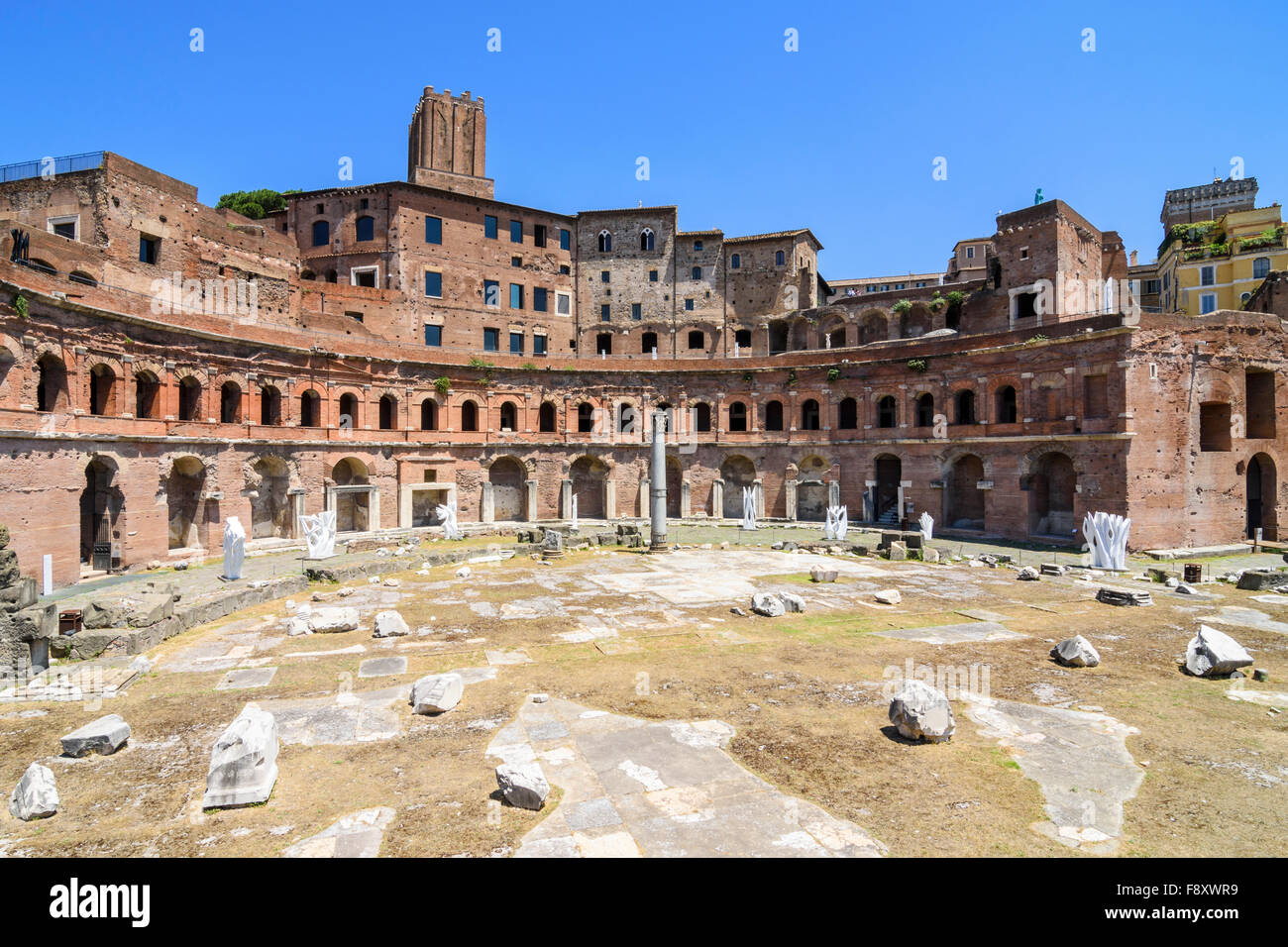 Zeitgenössische Kunstwerke, überragt von Trajans Markt an Trajan Forum, Rom, Italien Stockfoto