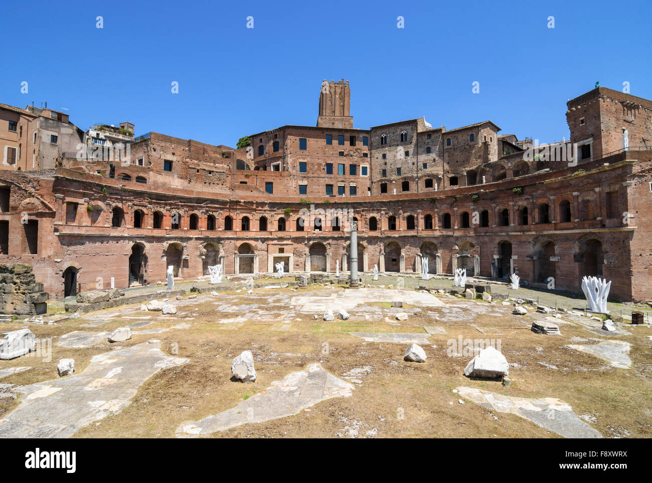 Zeitgenössische Kunstwerke, überragt von Trajans Markt an Trajan Forum, Rom, Italien Stockfoto