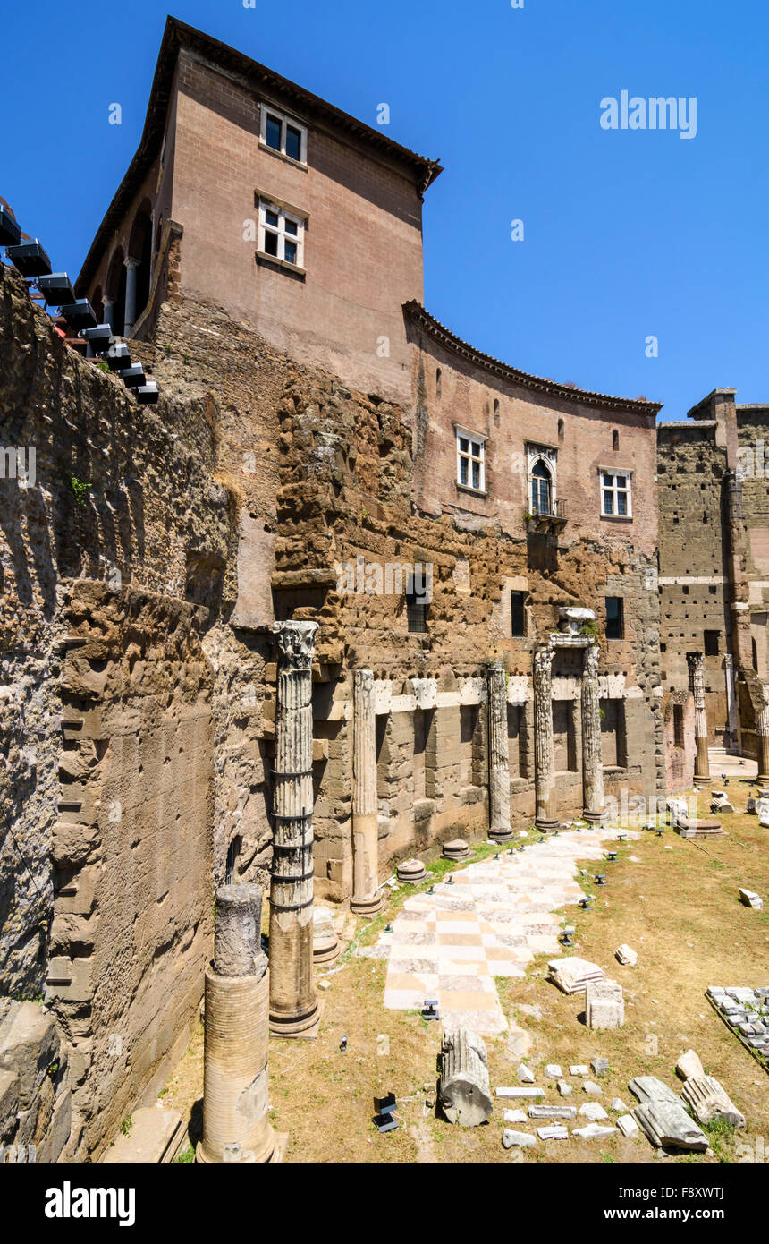 Zeitgenössische Kunstwerke, überragt von Trajans Markt an Trajan Forum, Rom, Italien Stockfoto
