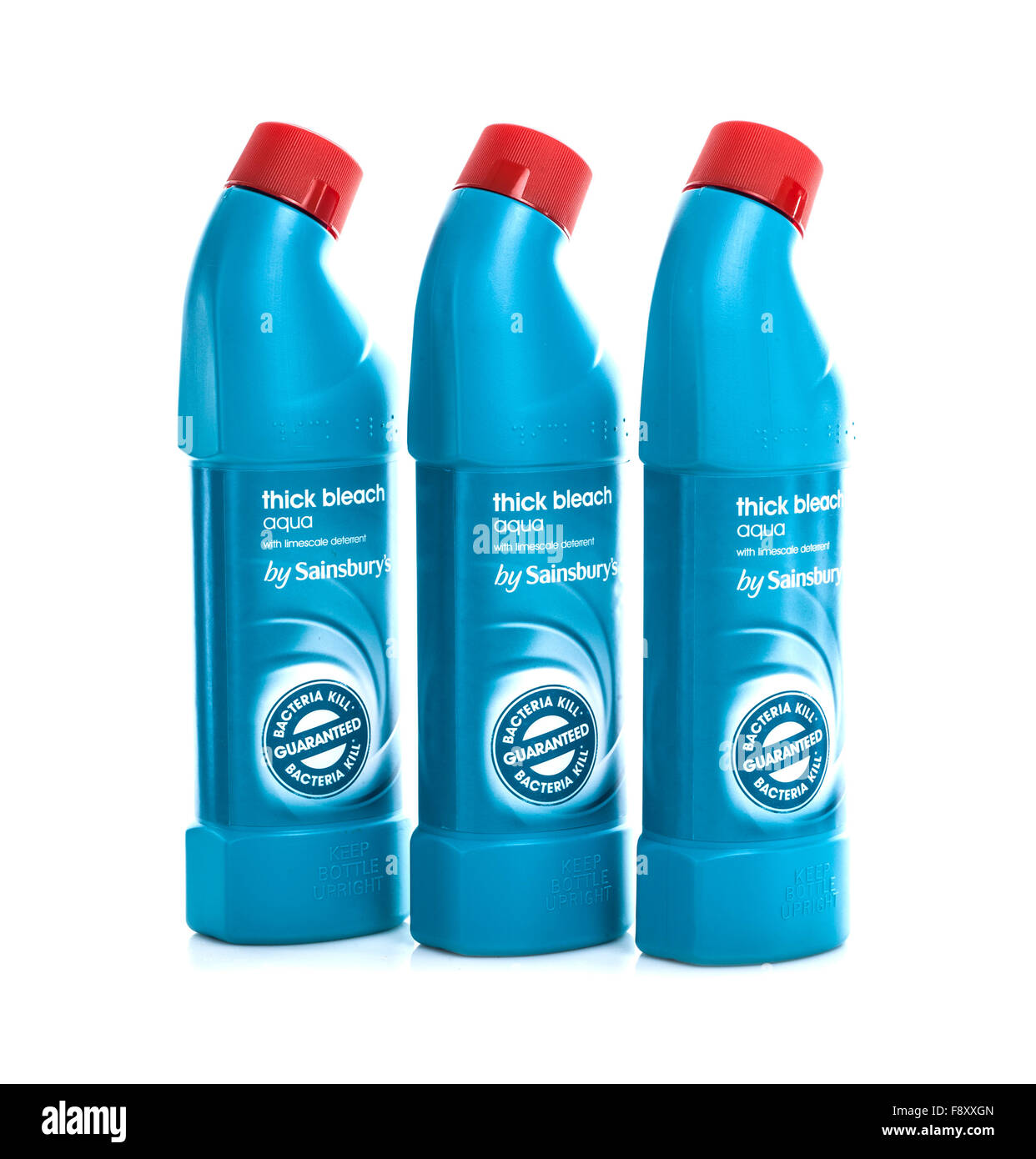 Drei Flaschen des dicken Aqua Bleach auf weißem Hintergrund Stockfoto