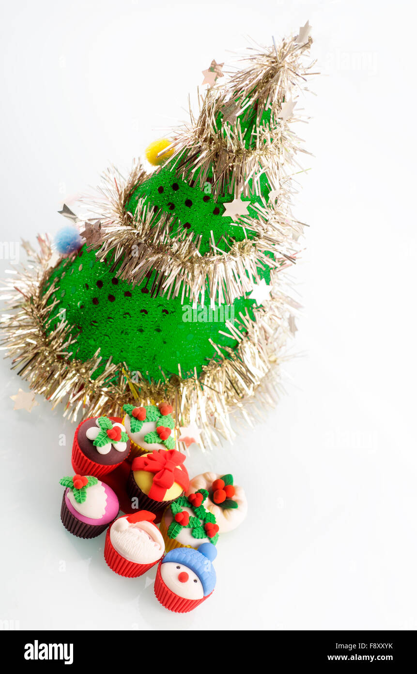 Weihnachtsbaum mit kleinen cupcakes Stockfoto