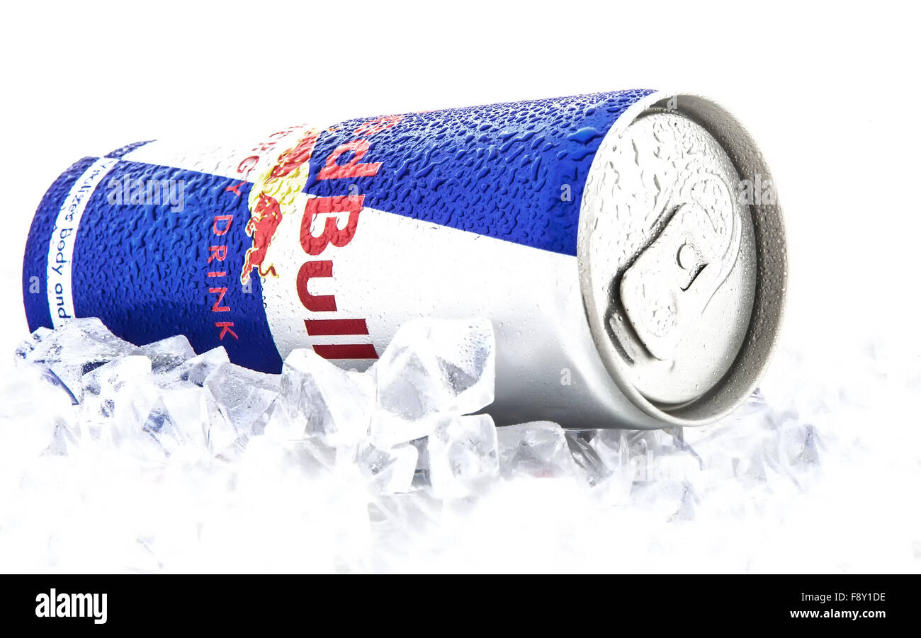 Dose Red Bull Energy Drink auf Eis auf einem weißen Hintergrund Stockfoto