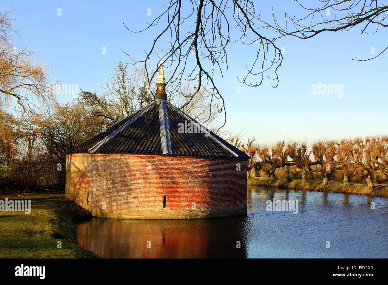 Turm von 1472 Zugehörigkeit zu den Borg Ewsum in Midelstum. Niederlande Stockfoto