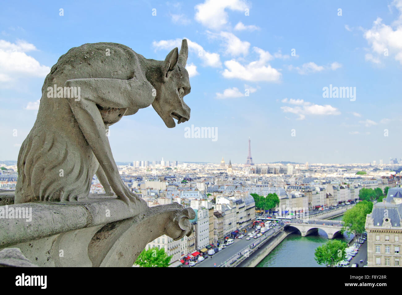 Wasserspeier Statue in Antenne Stadtlandschaft, die Kathedrale Notre Dame und Paris mit Eiffelturm im Hintergrund. Paris, Frankreich Stockfoto