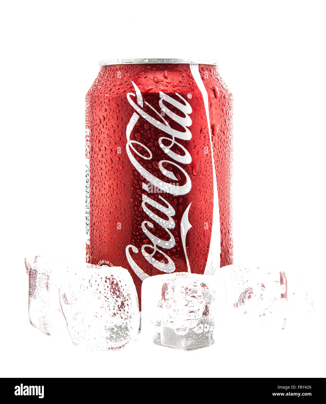 Dose Coca-Cola auf Eis auf einem weißen Hintergrund Stockfoto