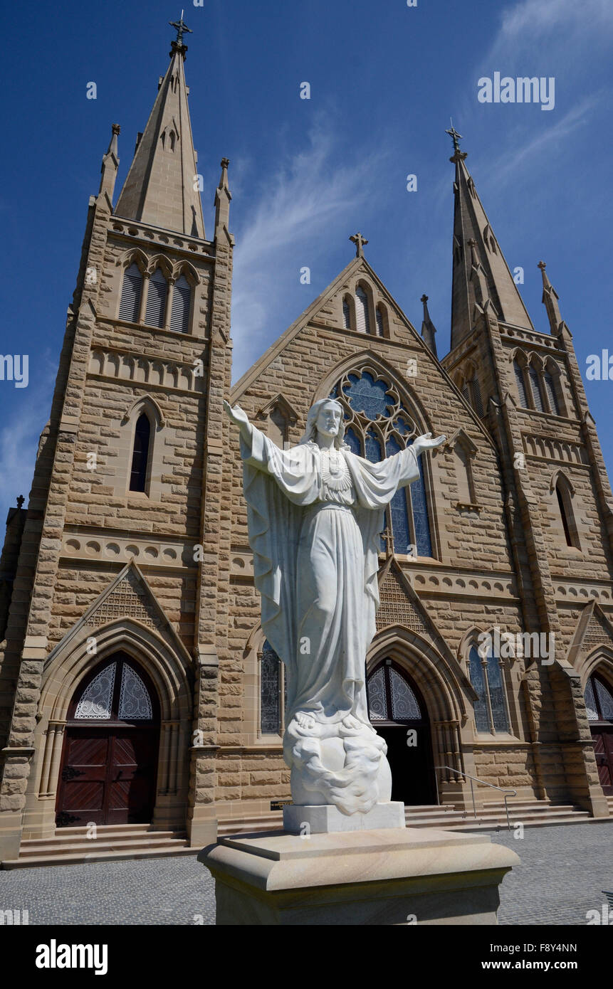 Statue von Christus vor der St. Josephs katholische Kathedrale Cnr William und Weststraßen, Rockhampton, Queensland, Australien Stockfoto