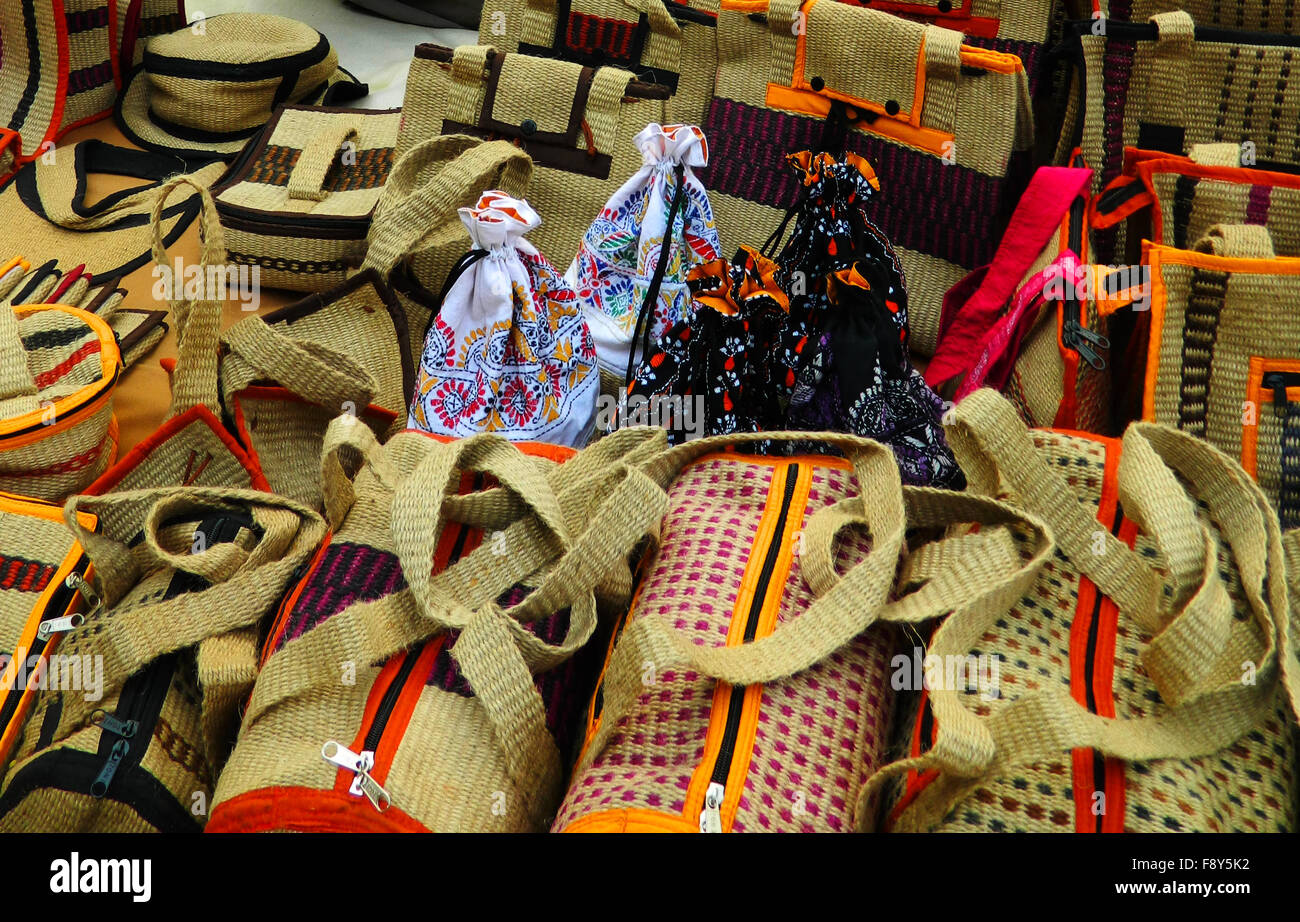 Straßenverkäufer verkaufen Kunsthandwerk in Landschaft, Indien Stockfoto
