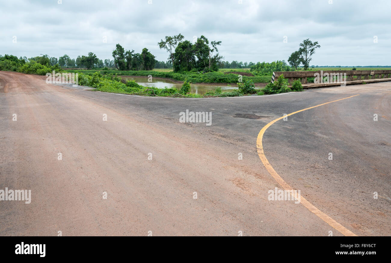 Kreuzung Weg zum Reisfeld in der Landschaft Farm, Thailand. Stockfoto