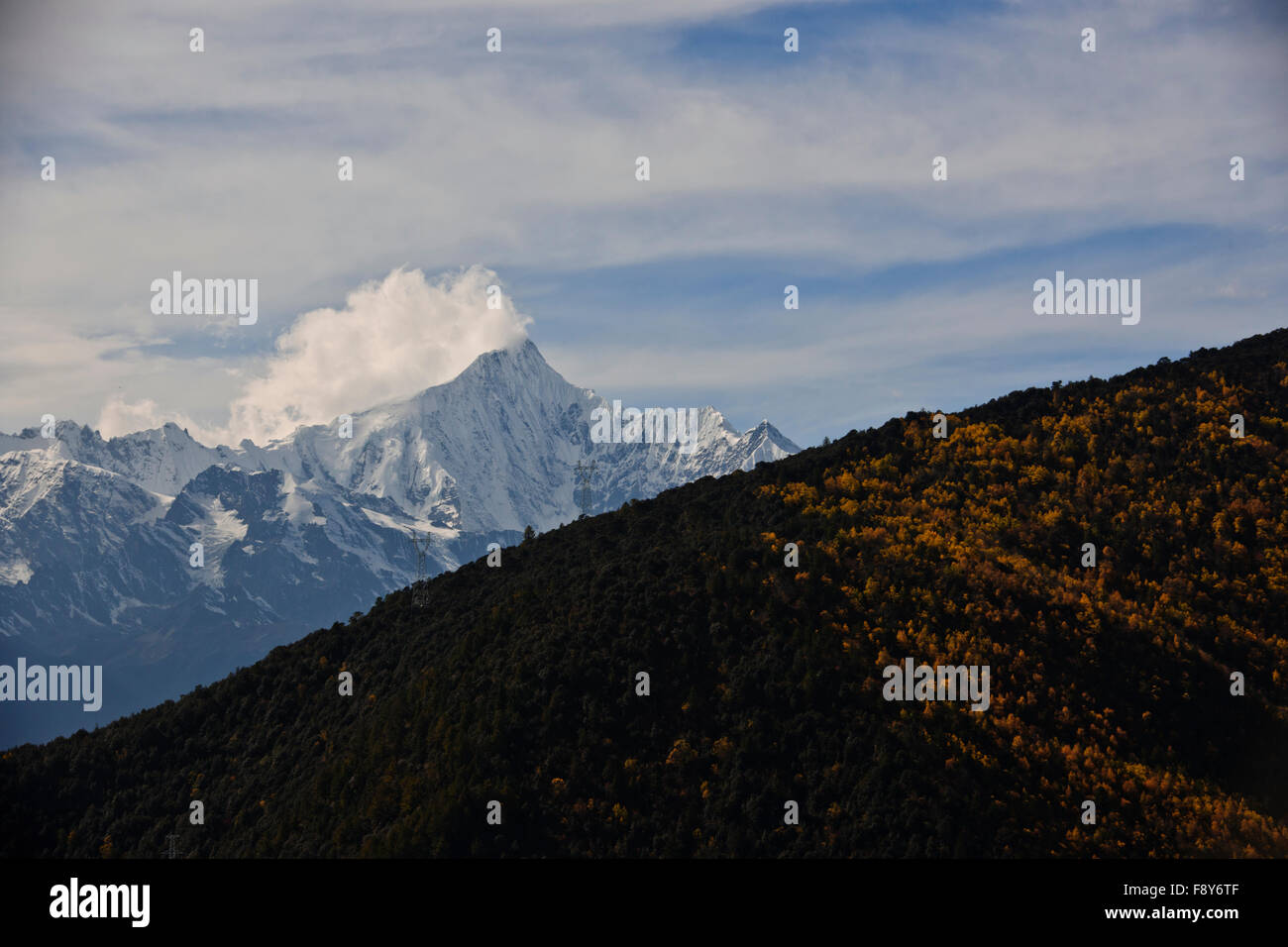 Bergketten, bewaldeten Hügeln, Tälern, Flüssen, tibetischen autonomen Präfektur, China, Yunnan, VR China, Volksrepublik China Stockfoto