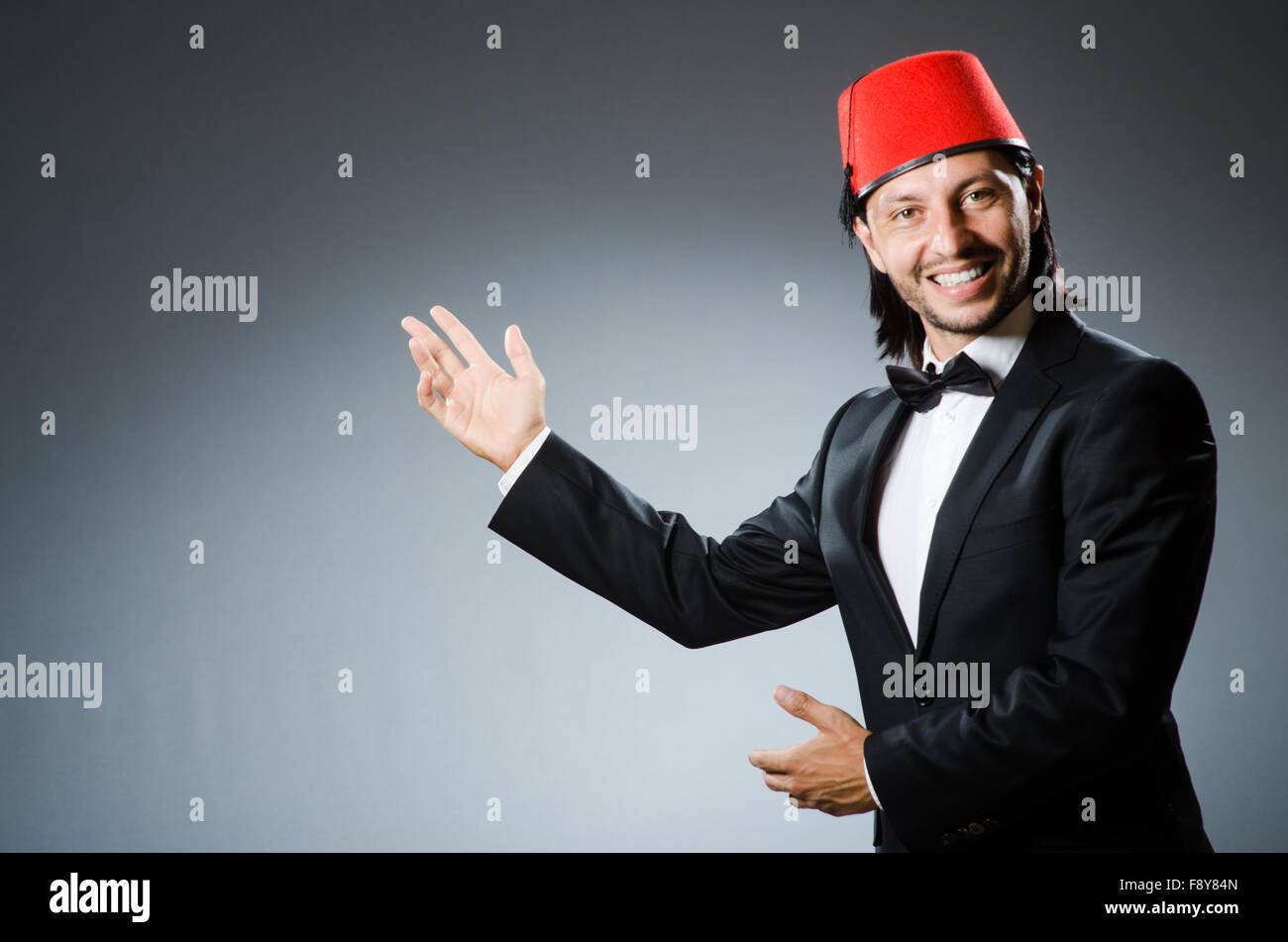 Mann in traditioneller türkischer Hut und Kleid Stockfoto