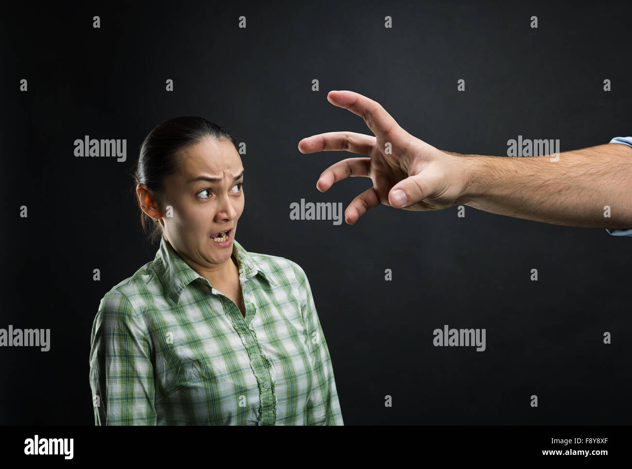 Verängstigte junge Frau Stockfoto