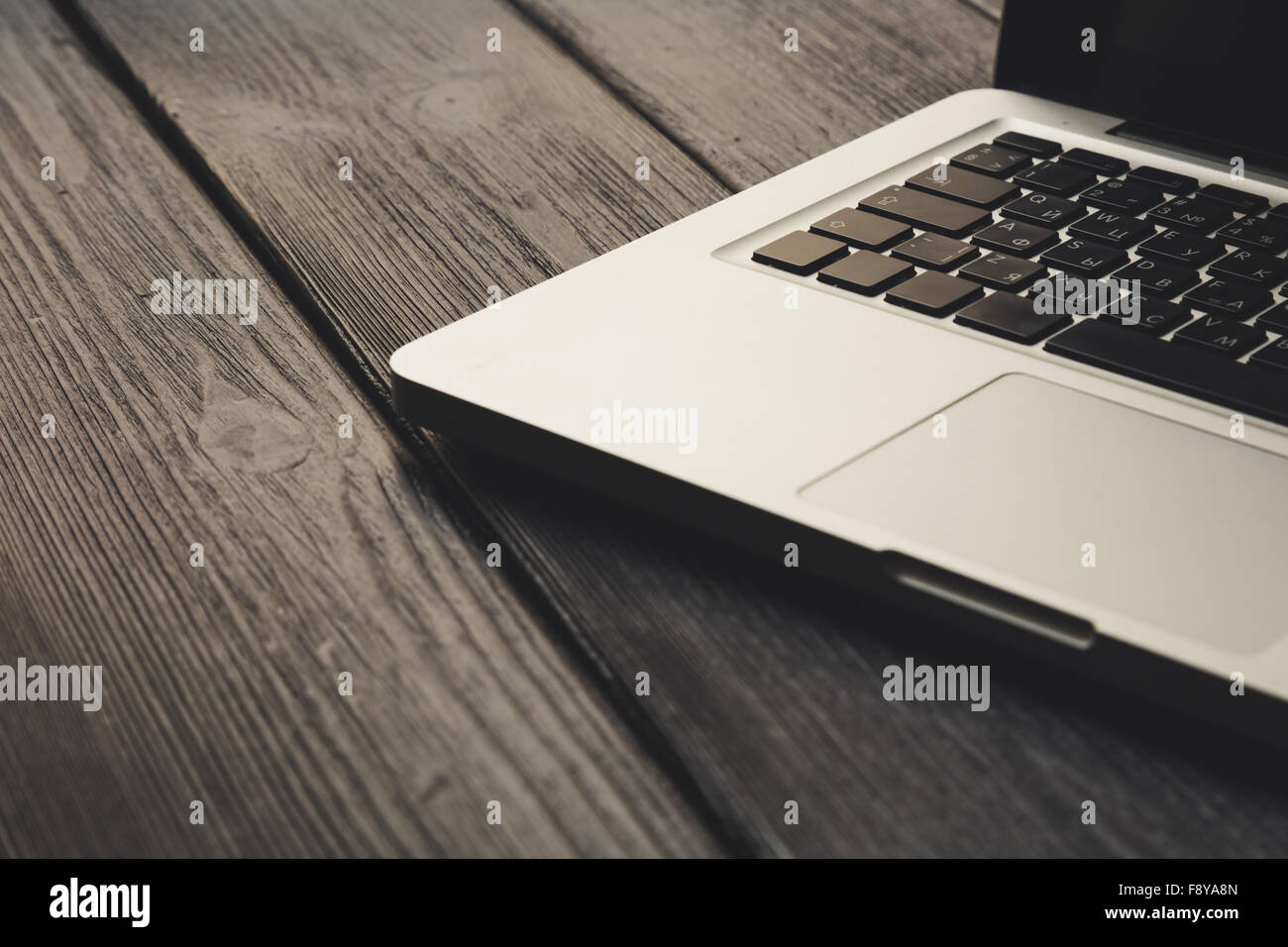 Laptop auf modernen Schreibtisch aus Holz Stockfoto