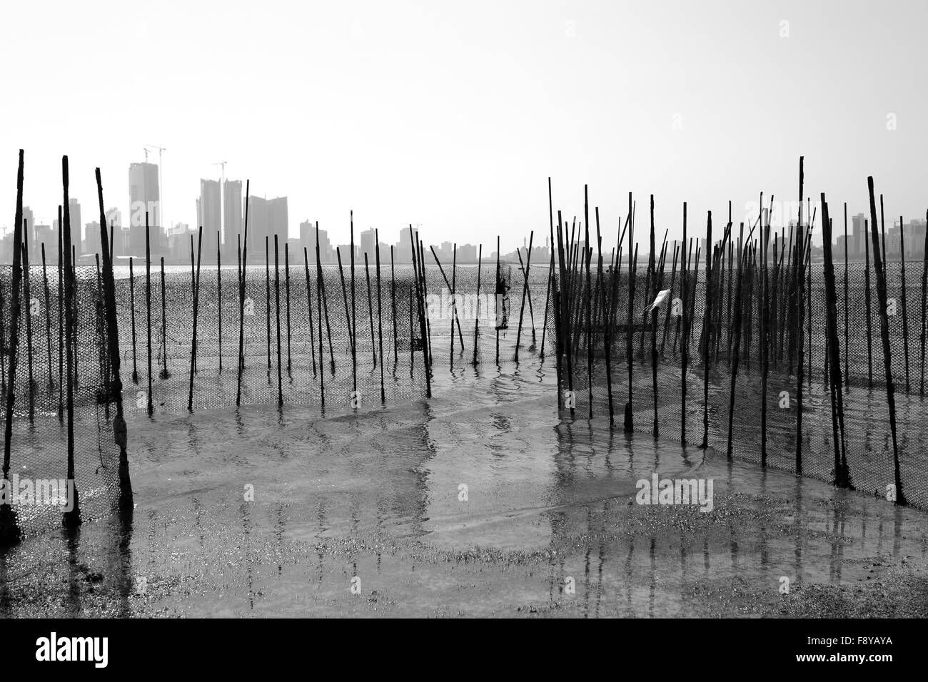 Ansicht von Manama, genommen von hinten Fischernetze am Bu Maher Fort, Muharraq, Königreich von Bahrain Stockfoto